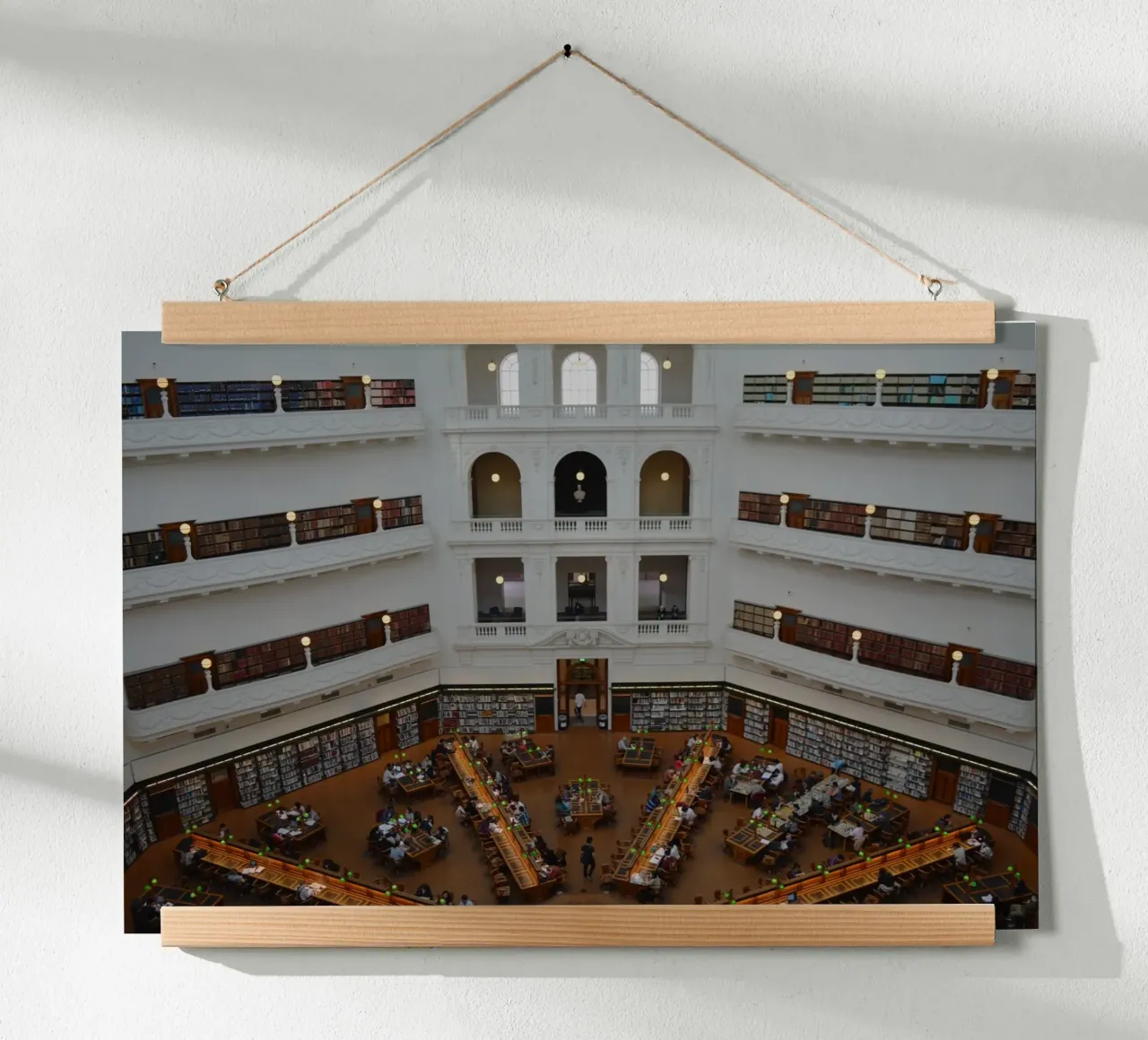 Sala di lettura della State Library Victoria a Melbourne poster con telaio in legno da byrieneke