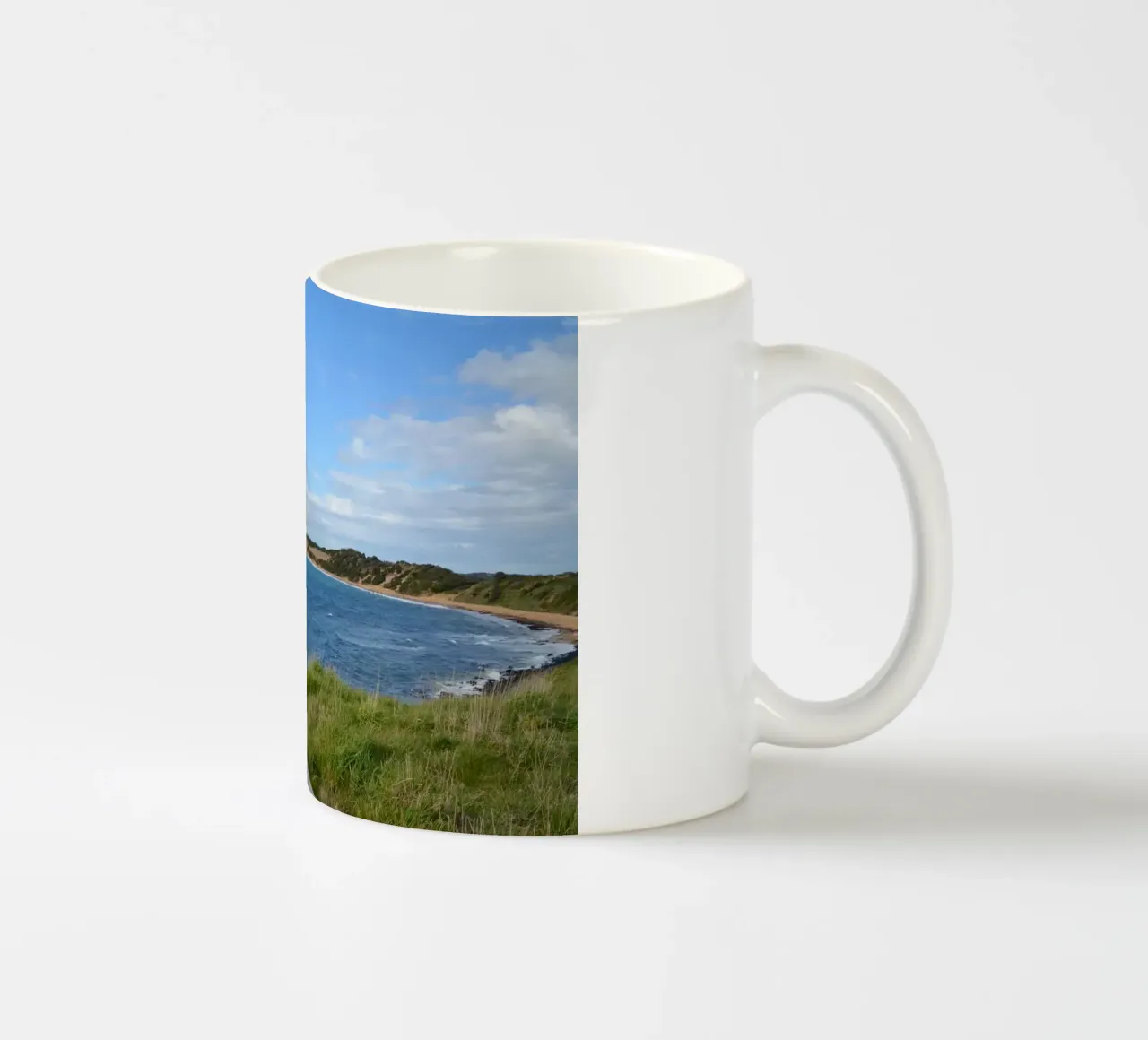 Una vista su Cat Bay a Philip Island tazza in ceramica da byrieneke