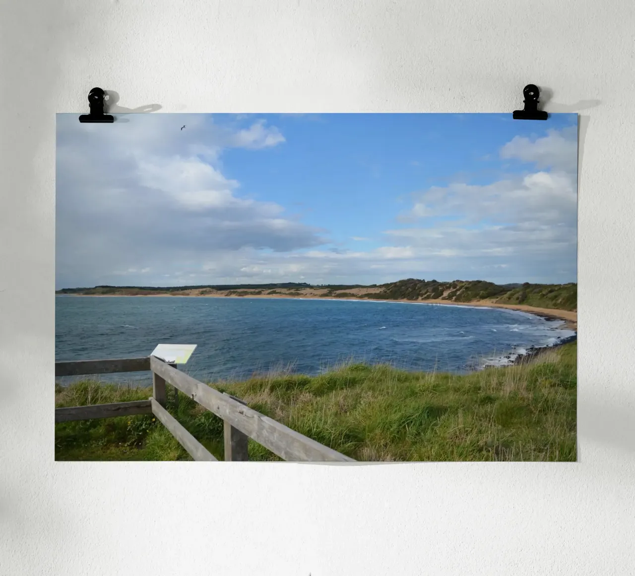 Una vista su Cat Bay a Philip Island poster con telaio in alluminio da byrieneke