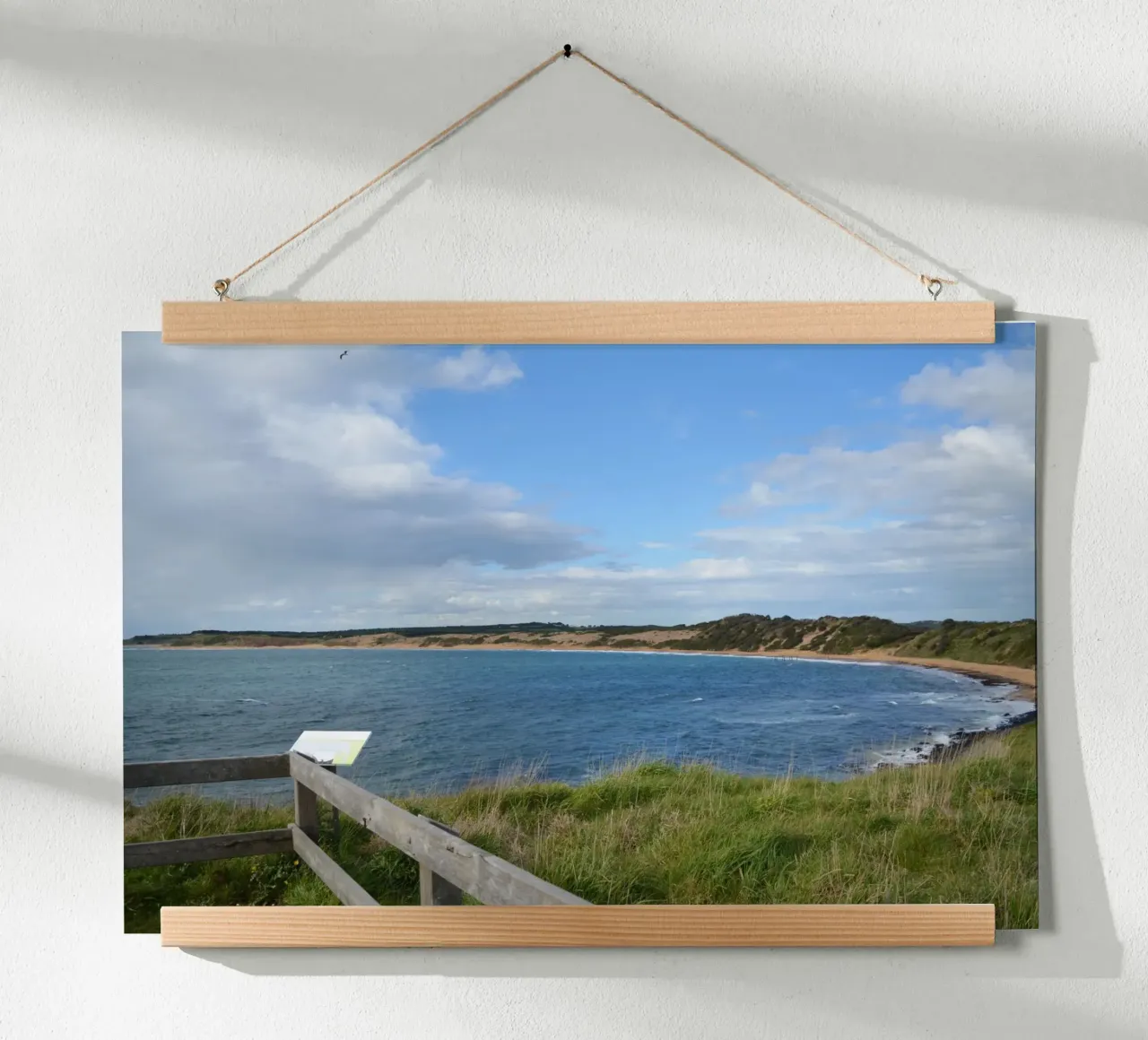 Una vista su Cat Bay a Philip Island poster con telaio in alluminio da byrieneke