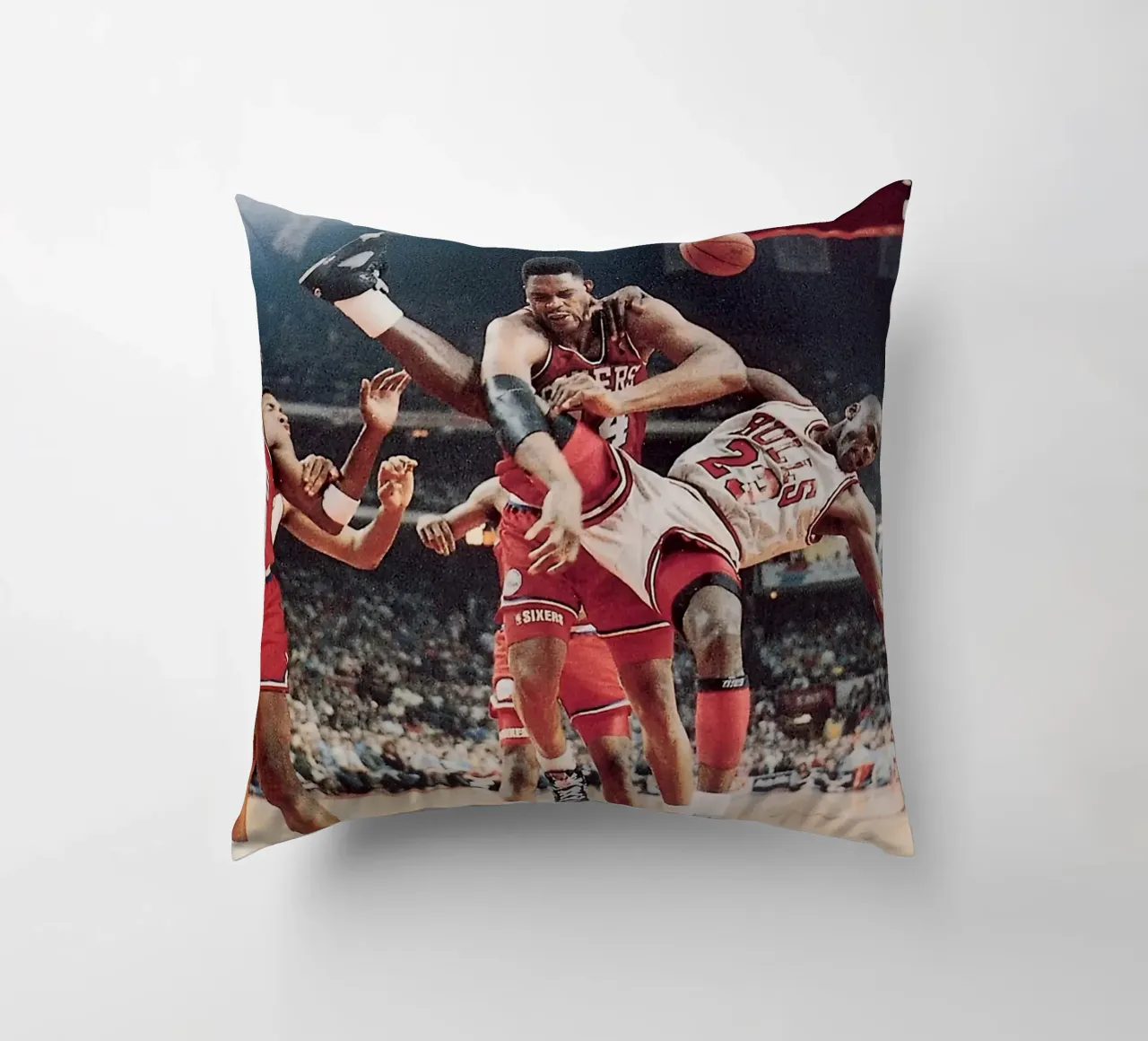 Jordan in azione cuscino da FAKE ARTWORK STORE