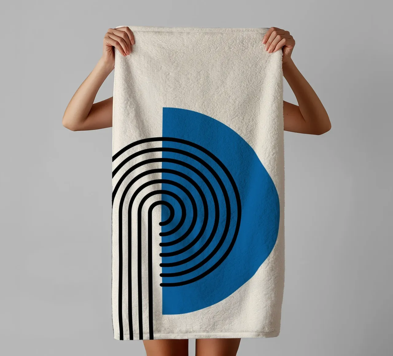 Linea Bauhaus a semicerchio - Grafica blu e nera asciugamano da bagno da Studio Vibe