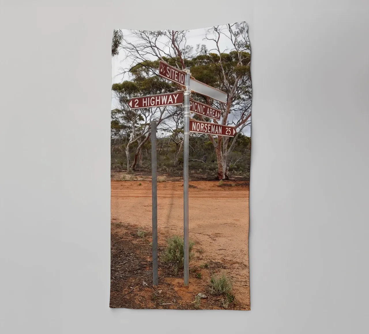 Un cartello esposto alle intemperie nell'Australia rurale asciugamano da bagno da byrieneke
