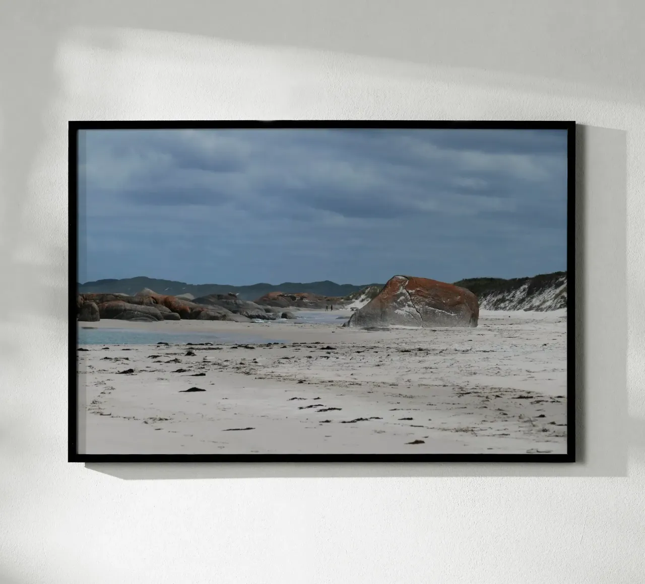 Cieli tempestosi si addensano su una remota costa australiana poster con telaio in plastica da byrieneke