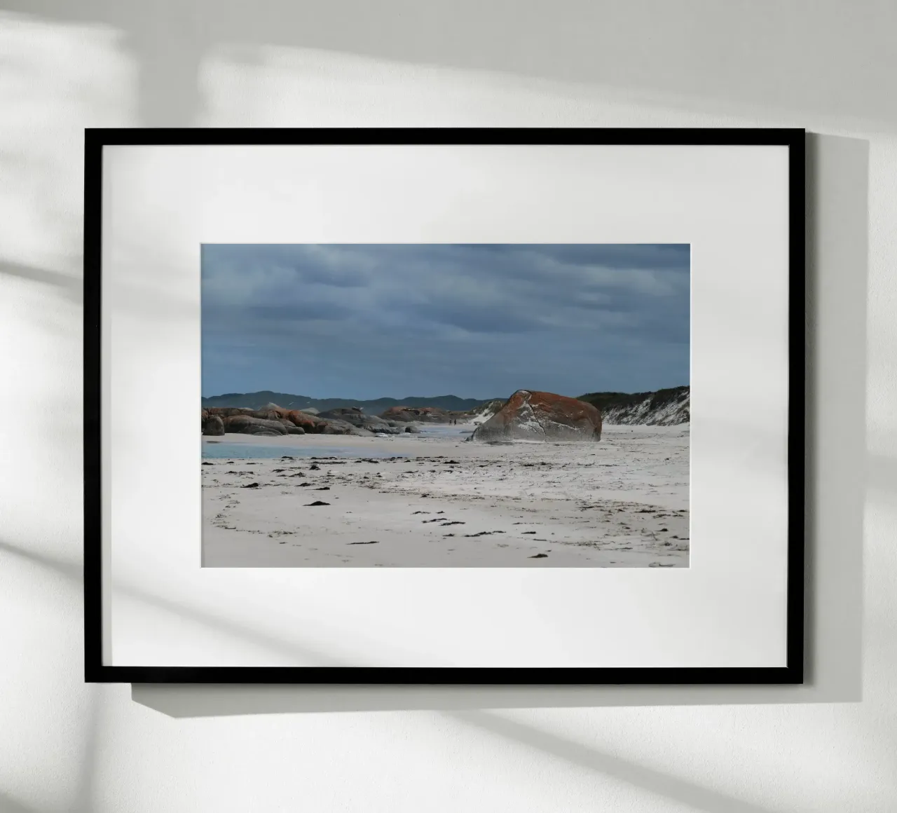 Cieli tempestosi si addensano su una remota costa australiana poster con telaio in plastica da byrieneke