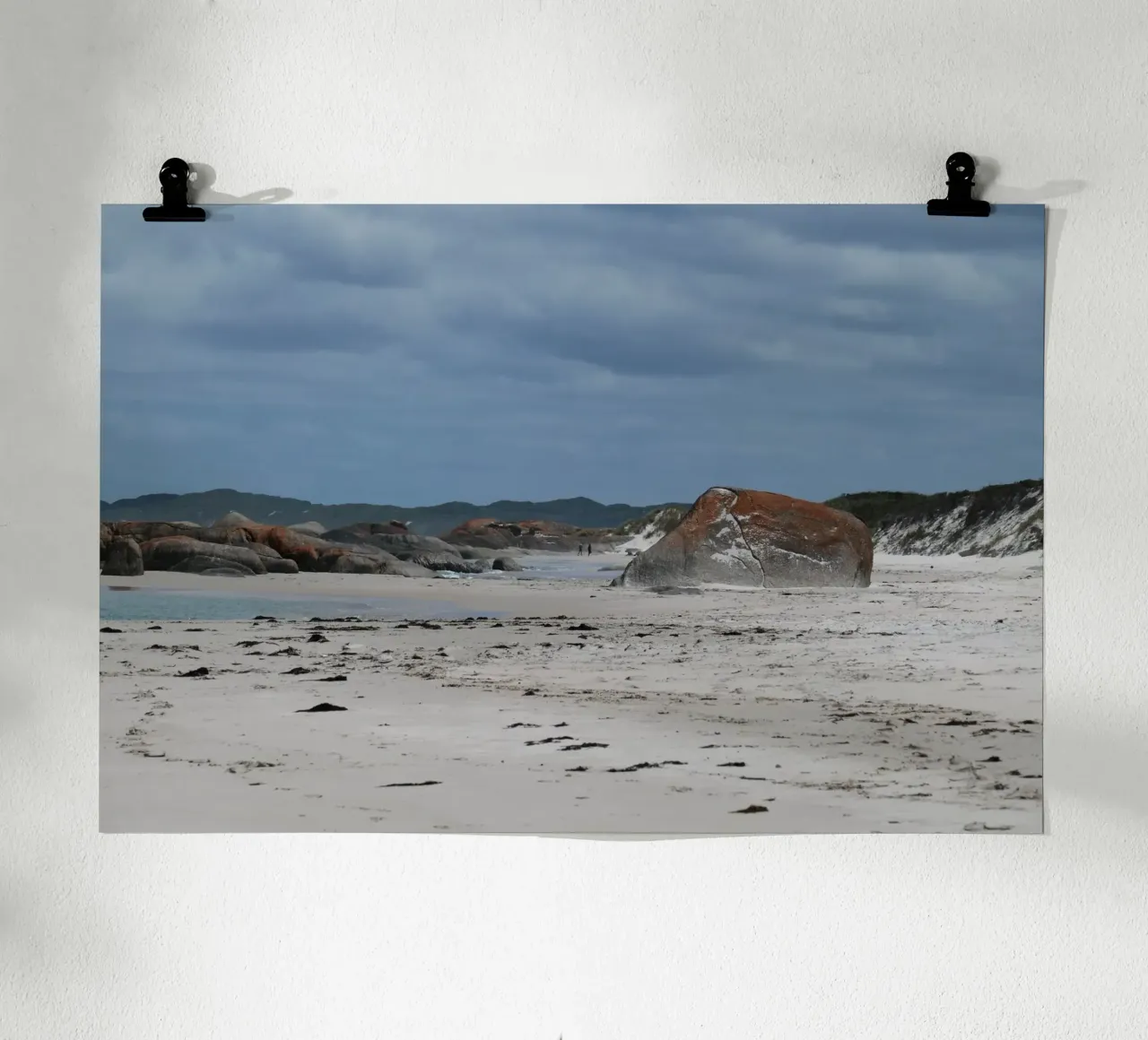 Cieli tempestosi si addensano su una remota costa australiana poster con telaio in plastica da byrieneke