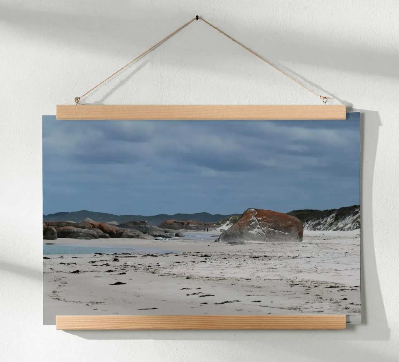 Cieli tempestosi si addensano su una remota costa australiana poster con telaio in plastica da byrieneke
