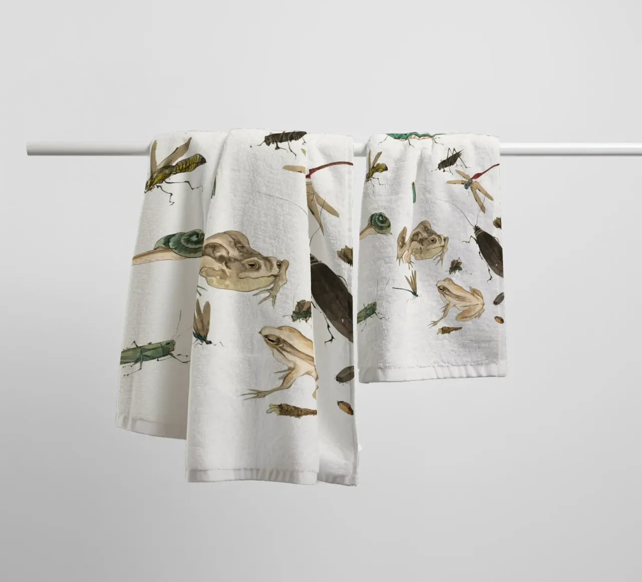 Insects frogs and a snail asciugamano da bagno da Nadjaa