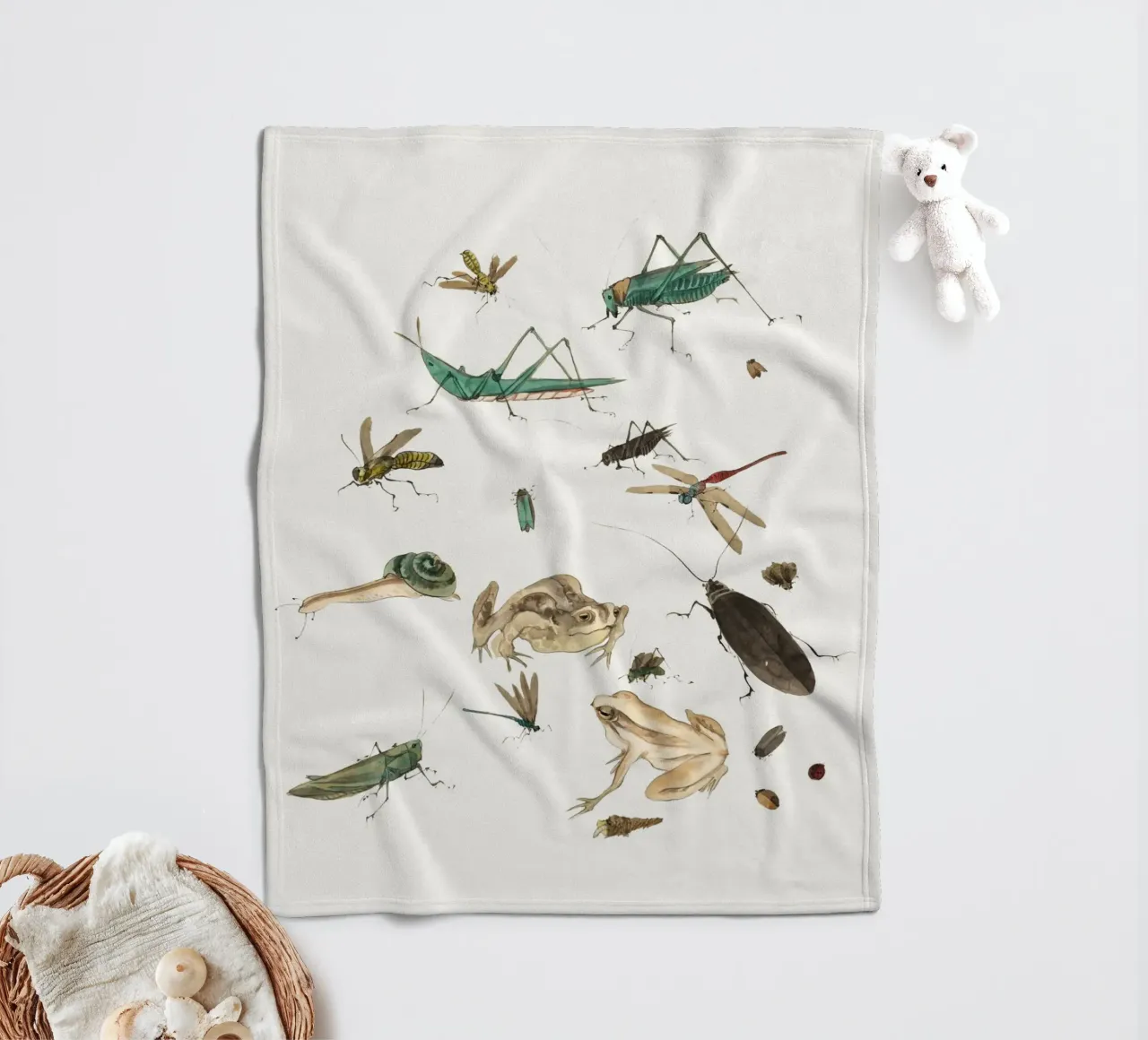 Insects frogs and a snail coperta in pile da Nadjaa
