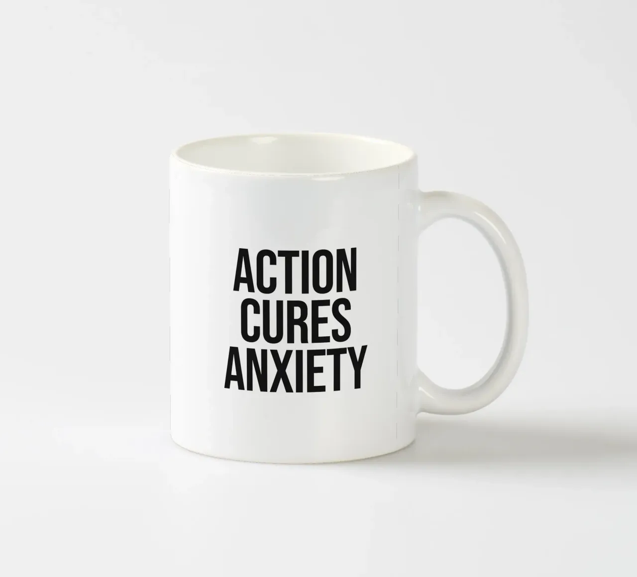 Citation : L'action guérit l'anxiété mug en céramique de Paigaam Studio
