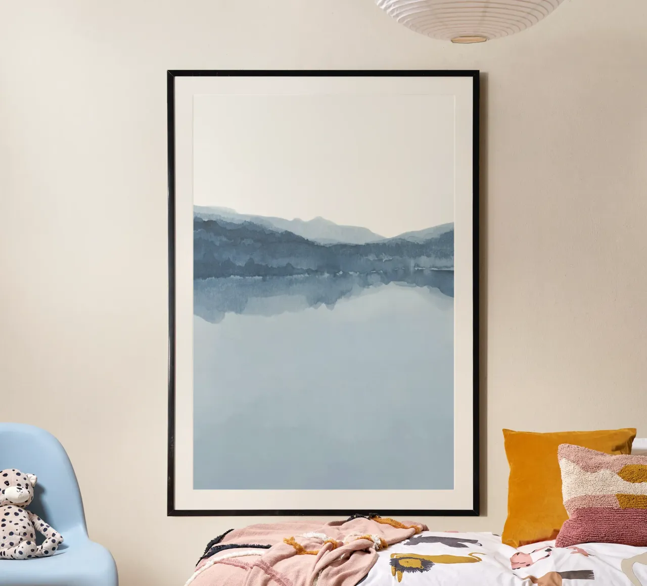 Paesaggio astratto nei toni del blu 1/2 poster con telaio in legno da NouveauPrints