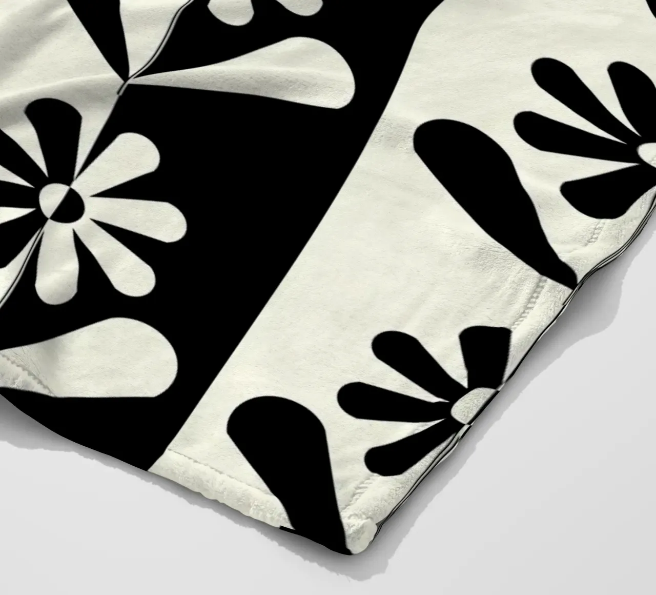 Black and white floral pattern coperta in pile da TijanaArtStudio88
