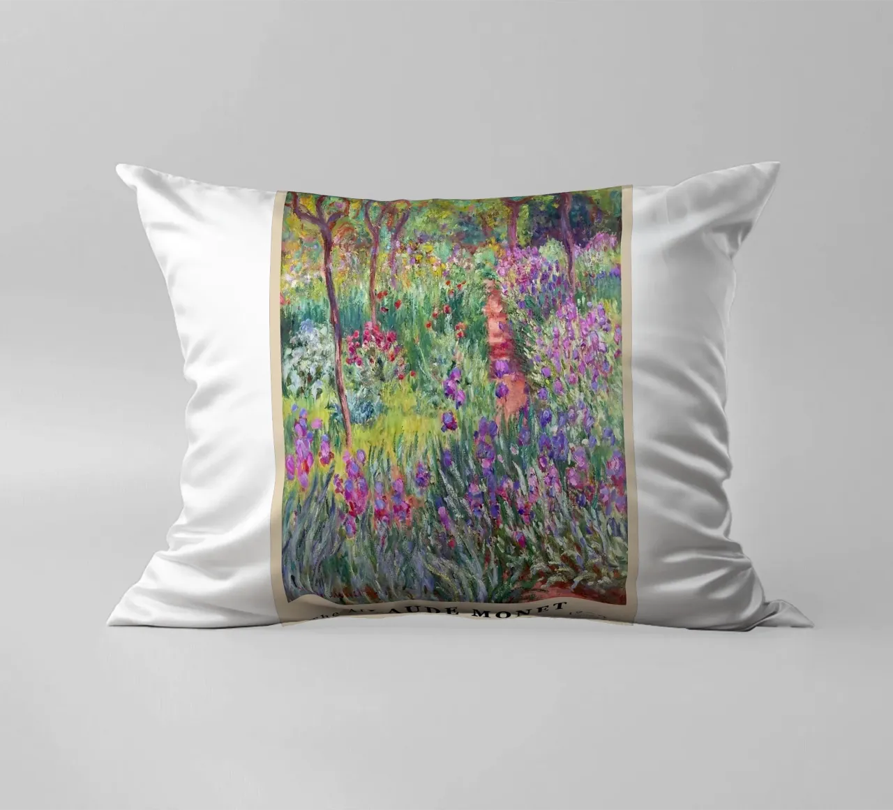 un giardino di iris viola in piena fioritura cuscino da SMG Store