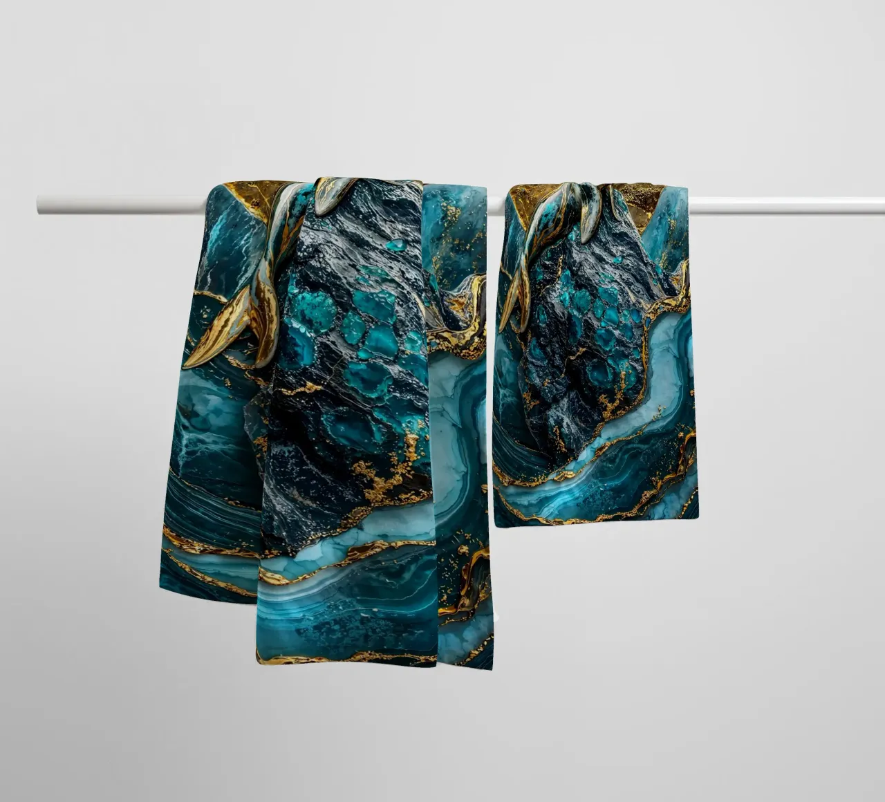 Golden Majesty of the Waves asciugamano da bagno da Pixaverse