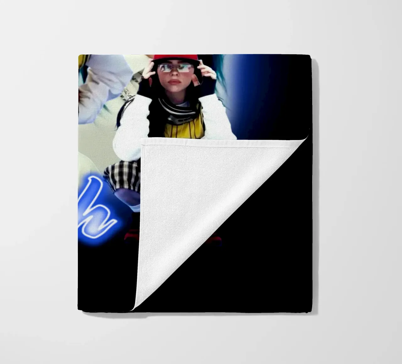 Vintage Bootleg V3 Billie Eilish telo mare da https://www.juniqe.com/uk/shop/Henndraws