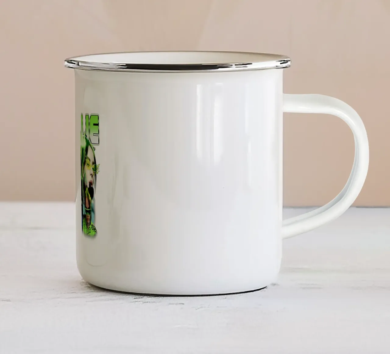 Vintage Bootleg V5 Billie Eilish tazza in smalto da https://www.juniqe.com/uk/shop/Henndraws