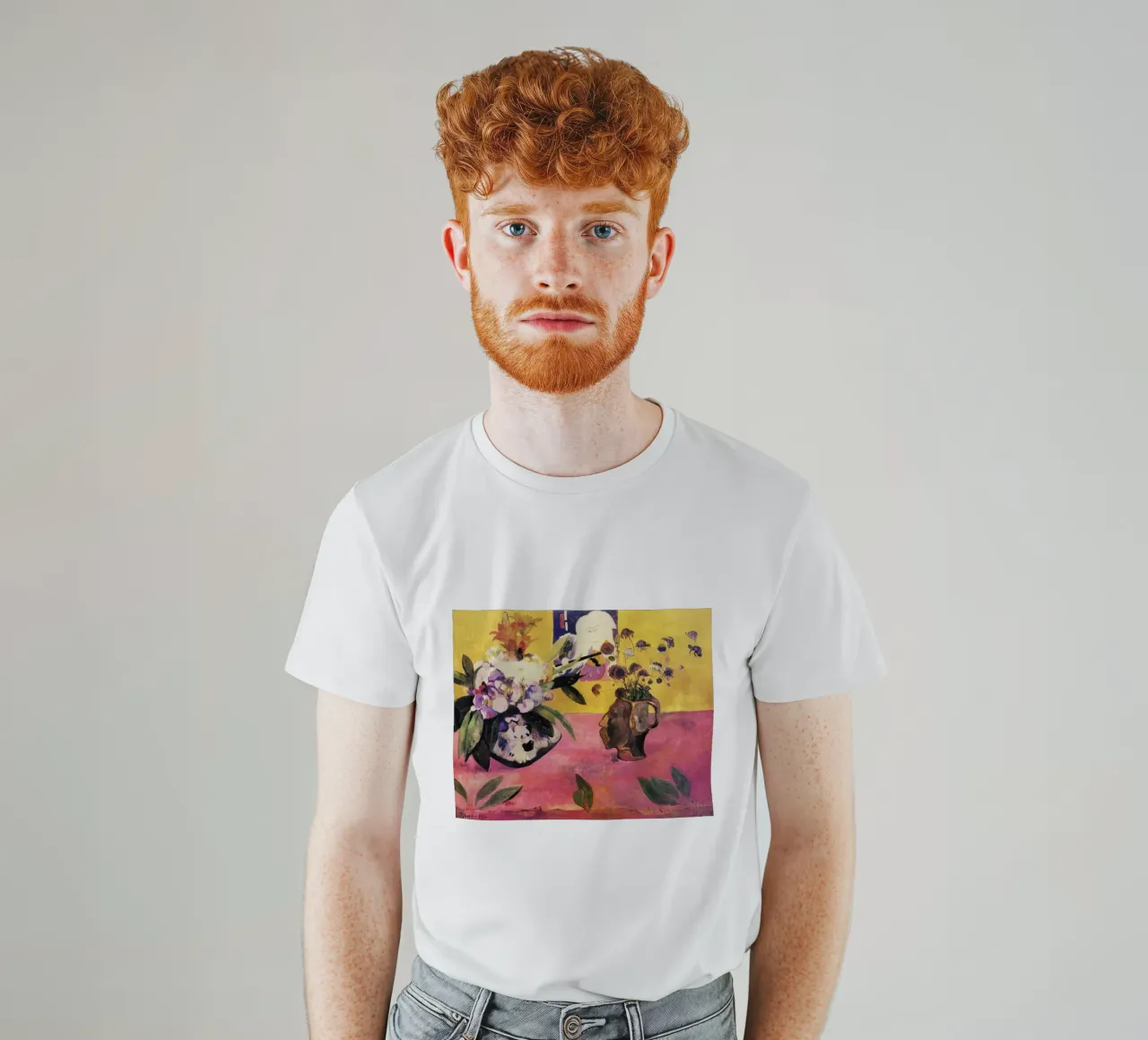 Natura morta con vaso a forma di testa e xilografia giapponese t-shirt da Venus Art