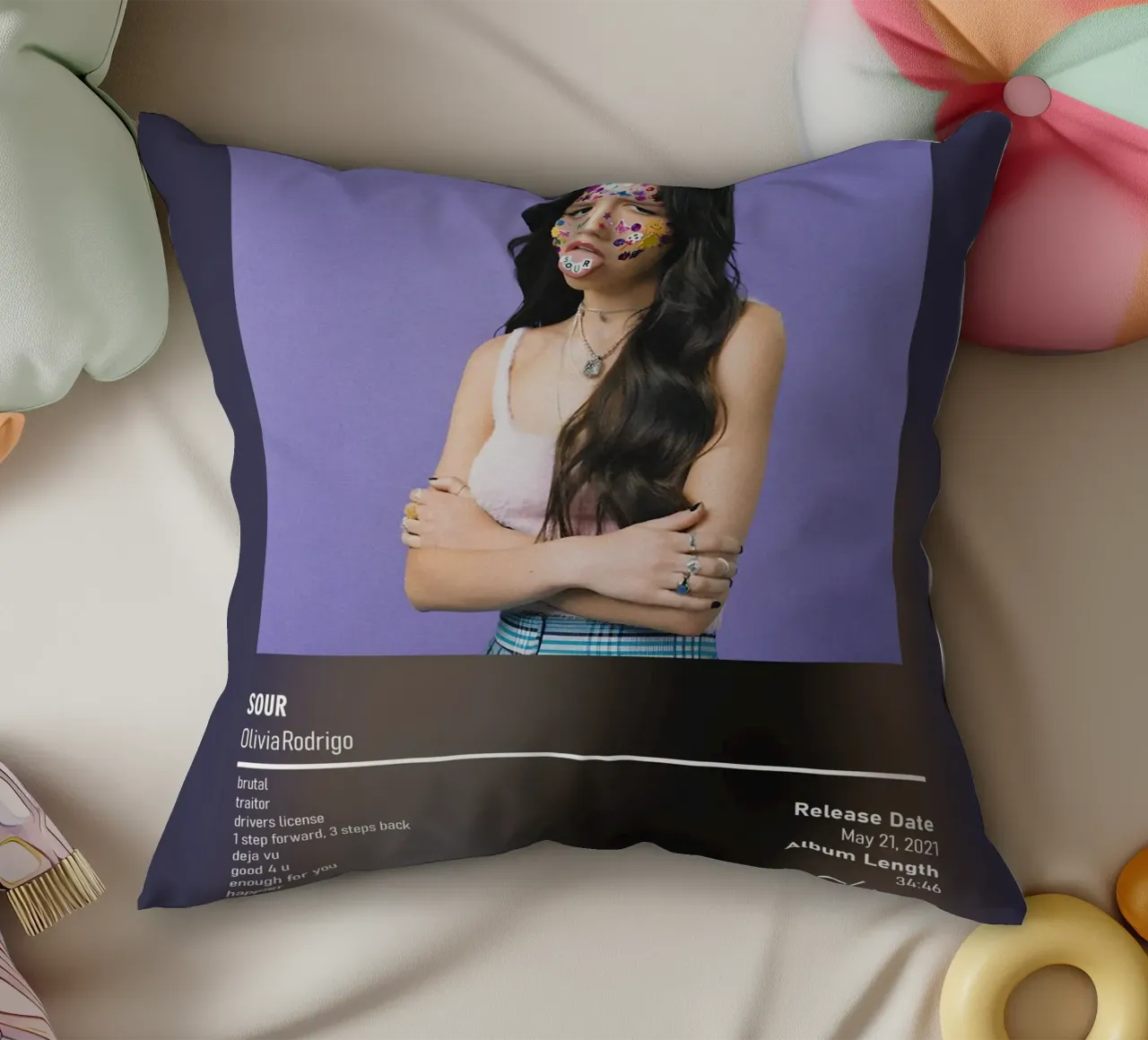 SOUR (2021) by Olivia Rodrigo cuscino da DGUnder