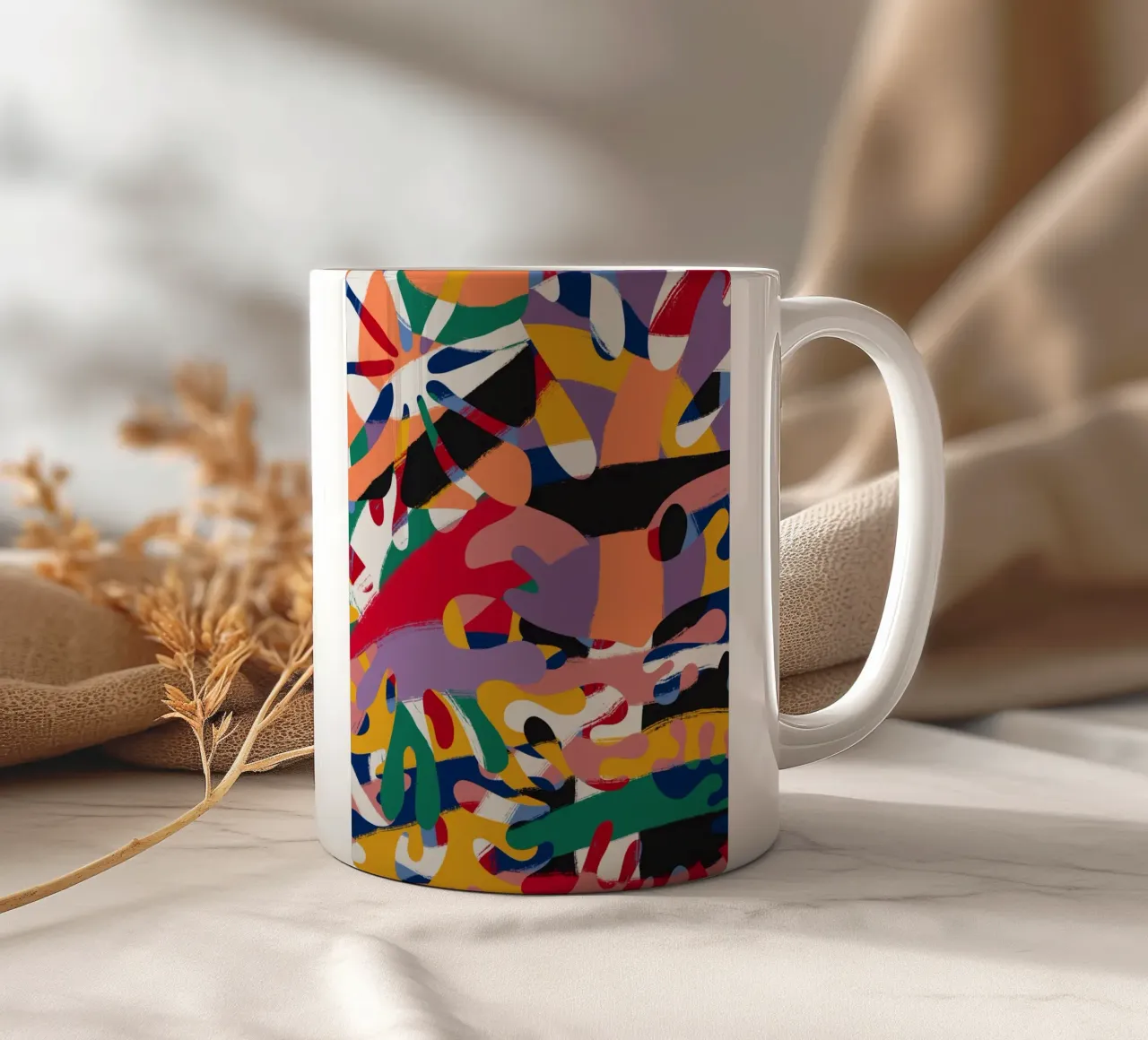Astratto massimalista 05 tazza in ceramica da Little Dean