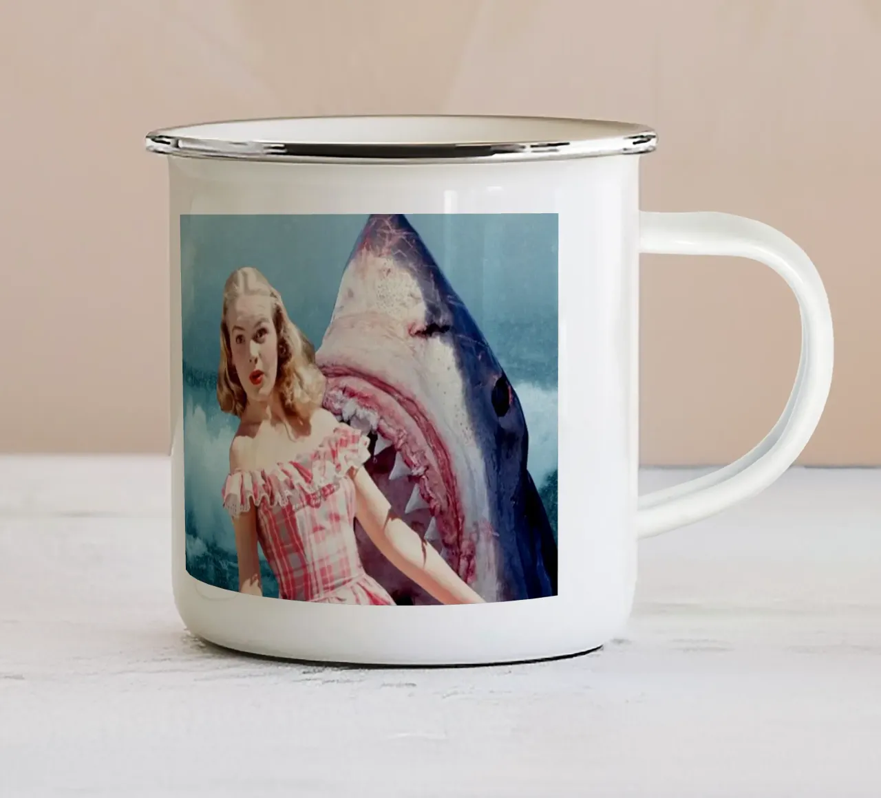 Oops (Girl & Shark) tazza in smalto da MsGonzalez