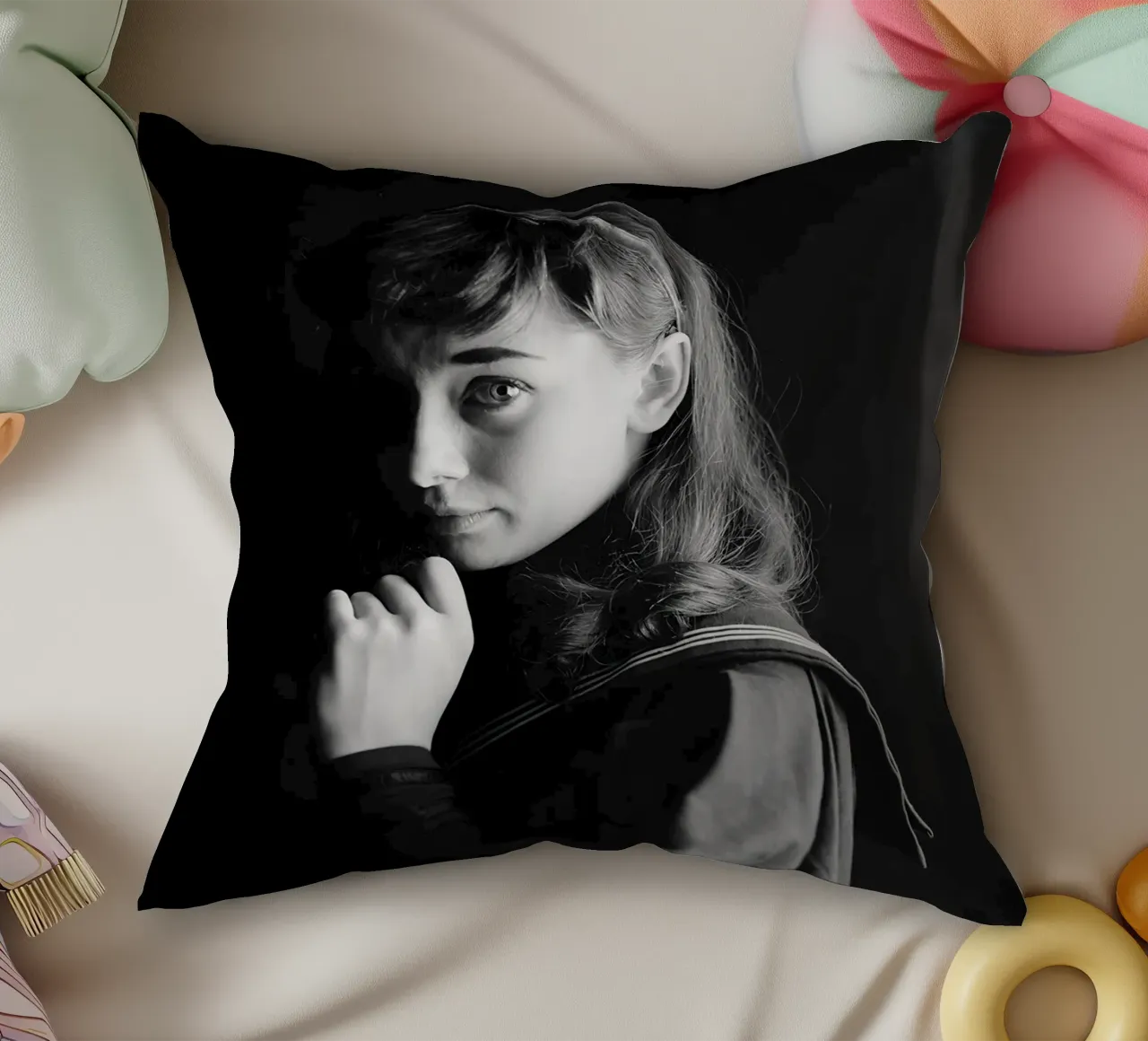 Audrey per Gigi, 1951 cuscino da Lorraine Mooore