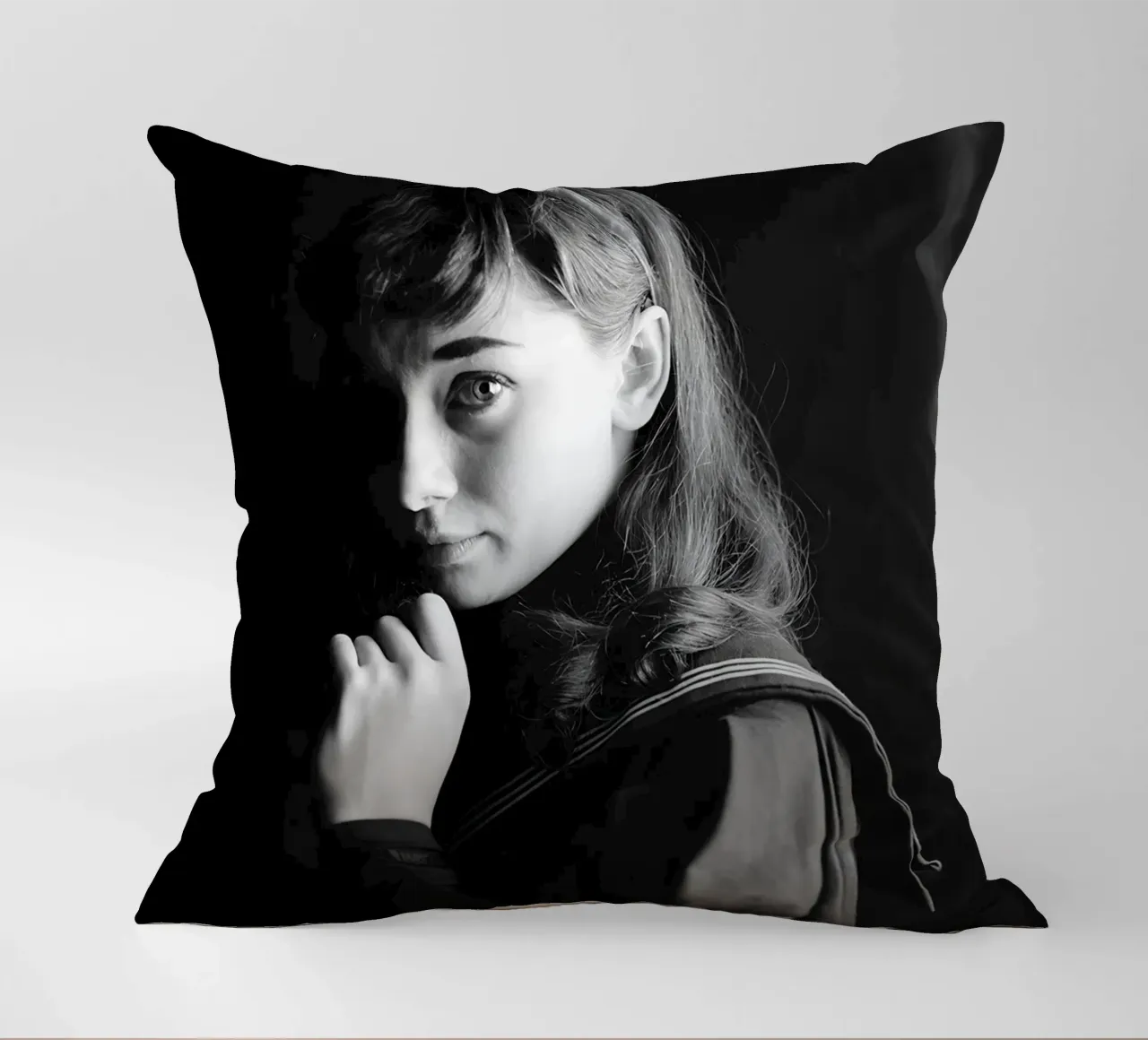 Audrey per Gigi, 1951 cuscino da Lorraine Mooore