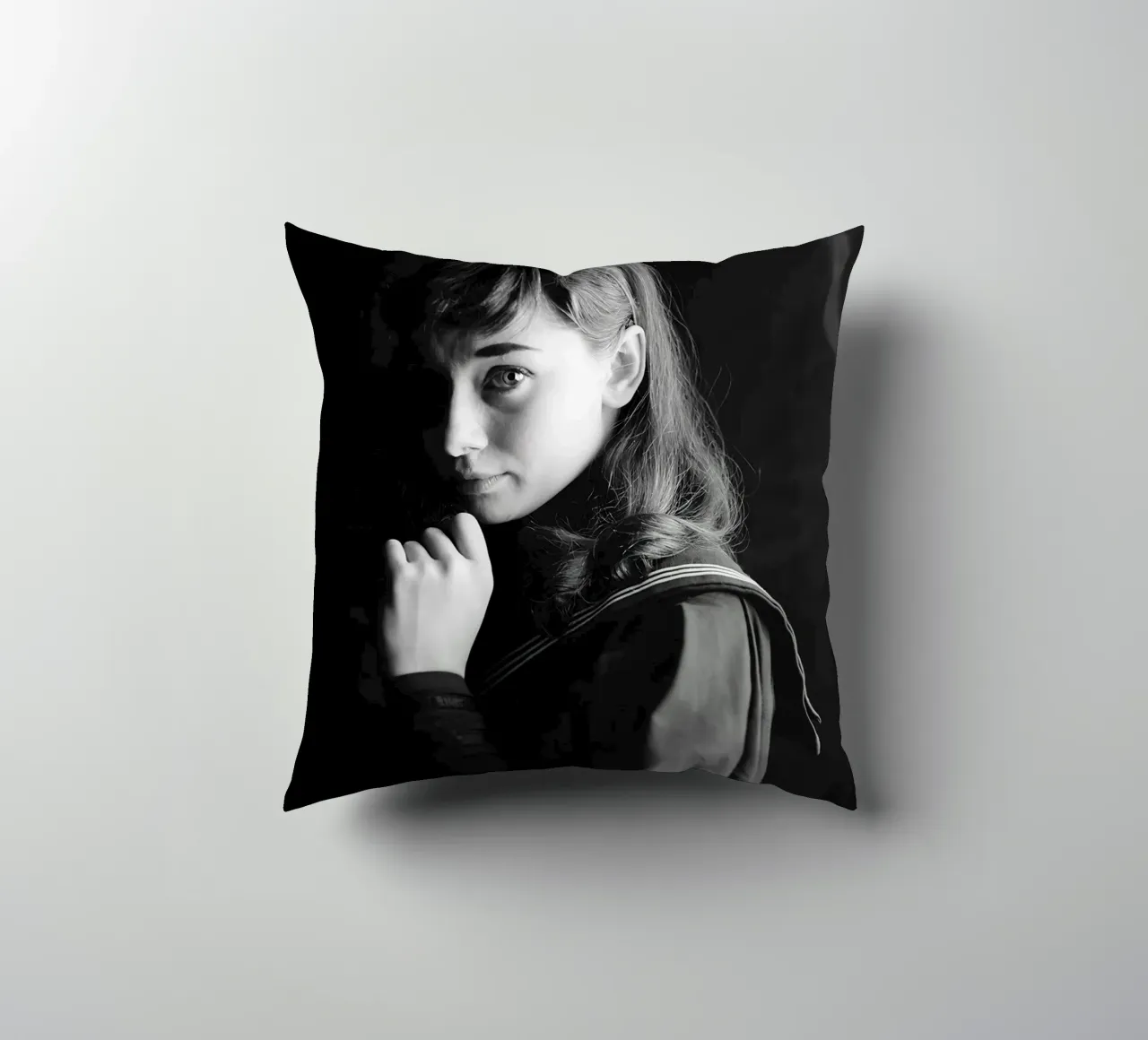 Audrey per Gigi, 1951 cuscino da Lorraine Mooore