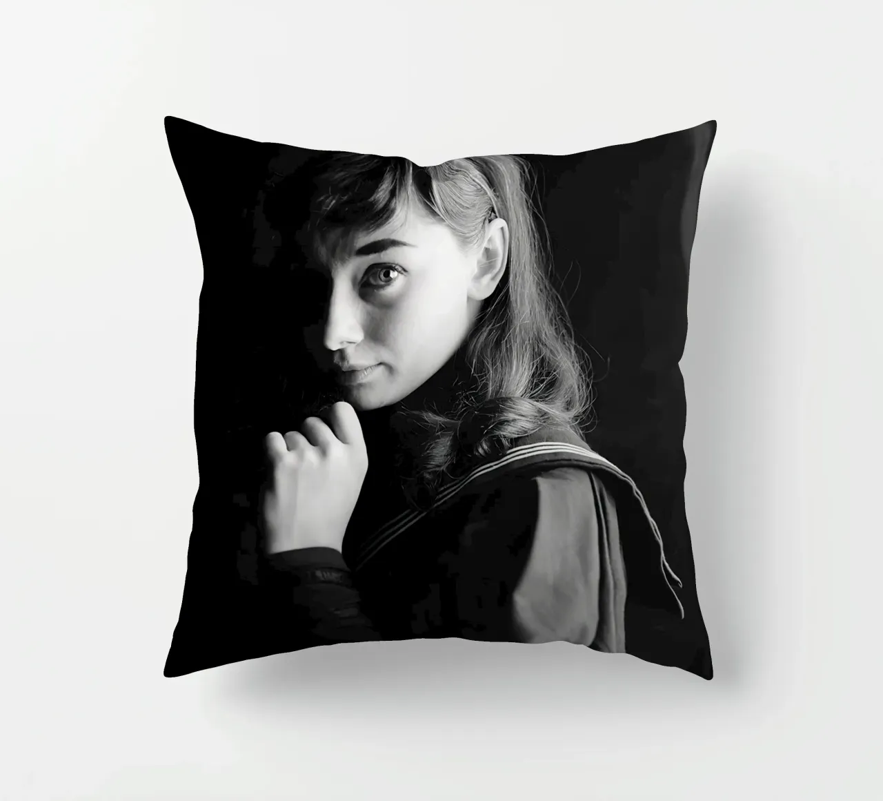 Audrey per Gigi, 1951 cuscino da Lorraine Mooore