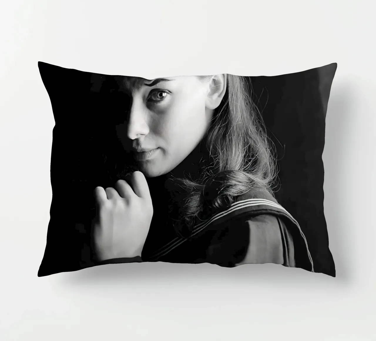 Audrey per Gigi, 1951 cuscino da Lorraine Mooore