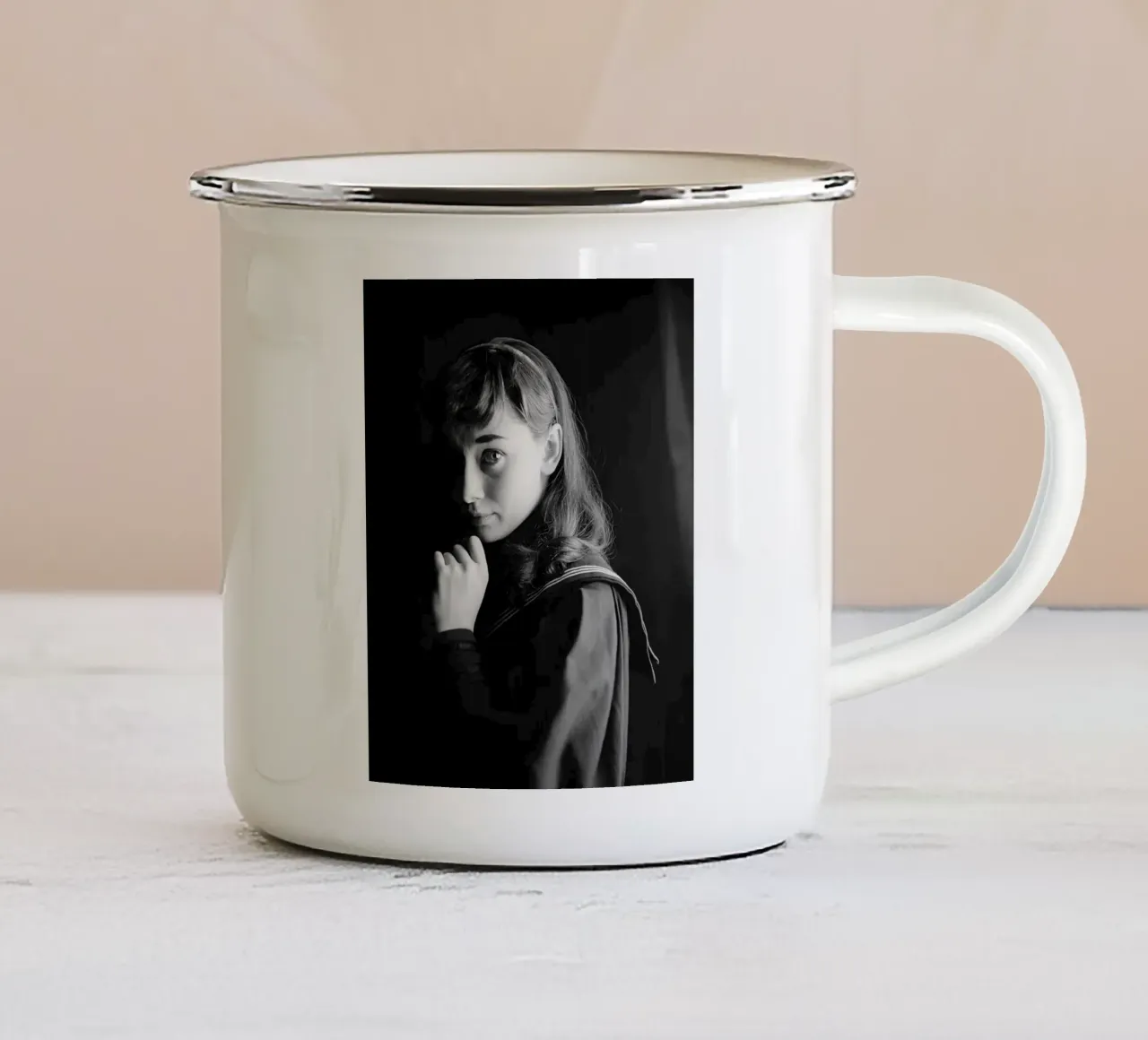 Audrey per Gigi, 1951 tazza in smalto da Lorraine Mooore