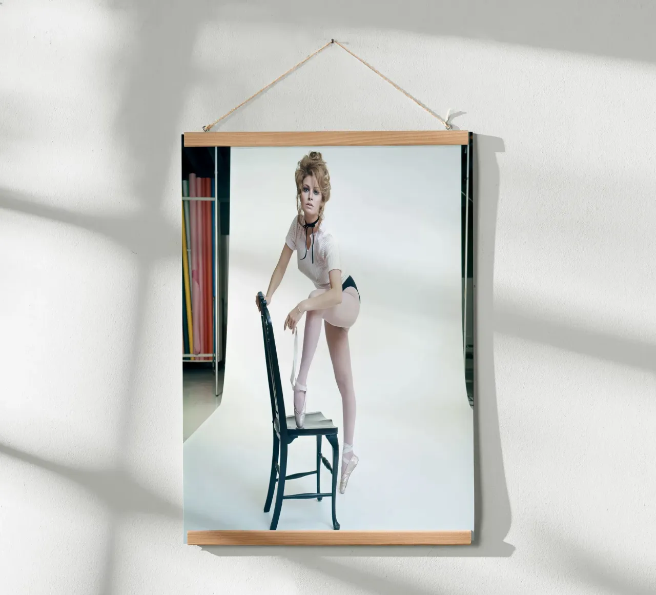 Con le scarpette da ballo, 1970 poster con telaio in alluminio da Lorraine Mooore