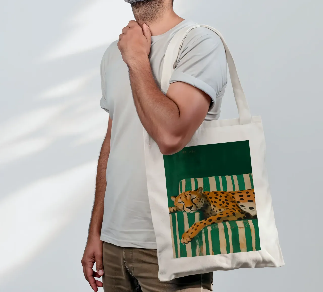 Lazy Cheetah on a Striped Couch borsa in juta da Attaboy Dsgn