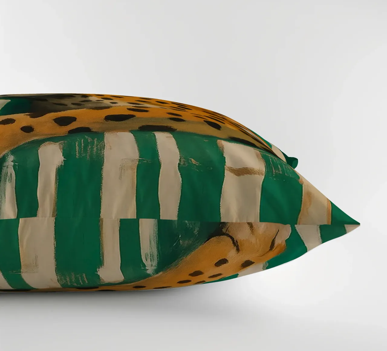 Lazy Cheetah on a Striped Couch cuscino da Attaboy Dsgn