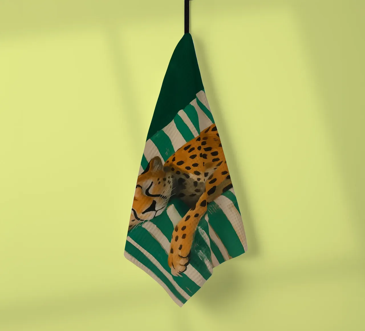 Lazy Cheetah on a Striped Couch torchon de Attaboy Dsgn