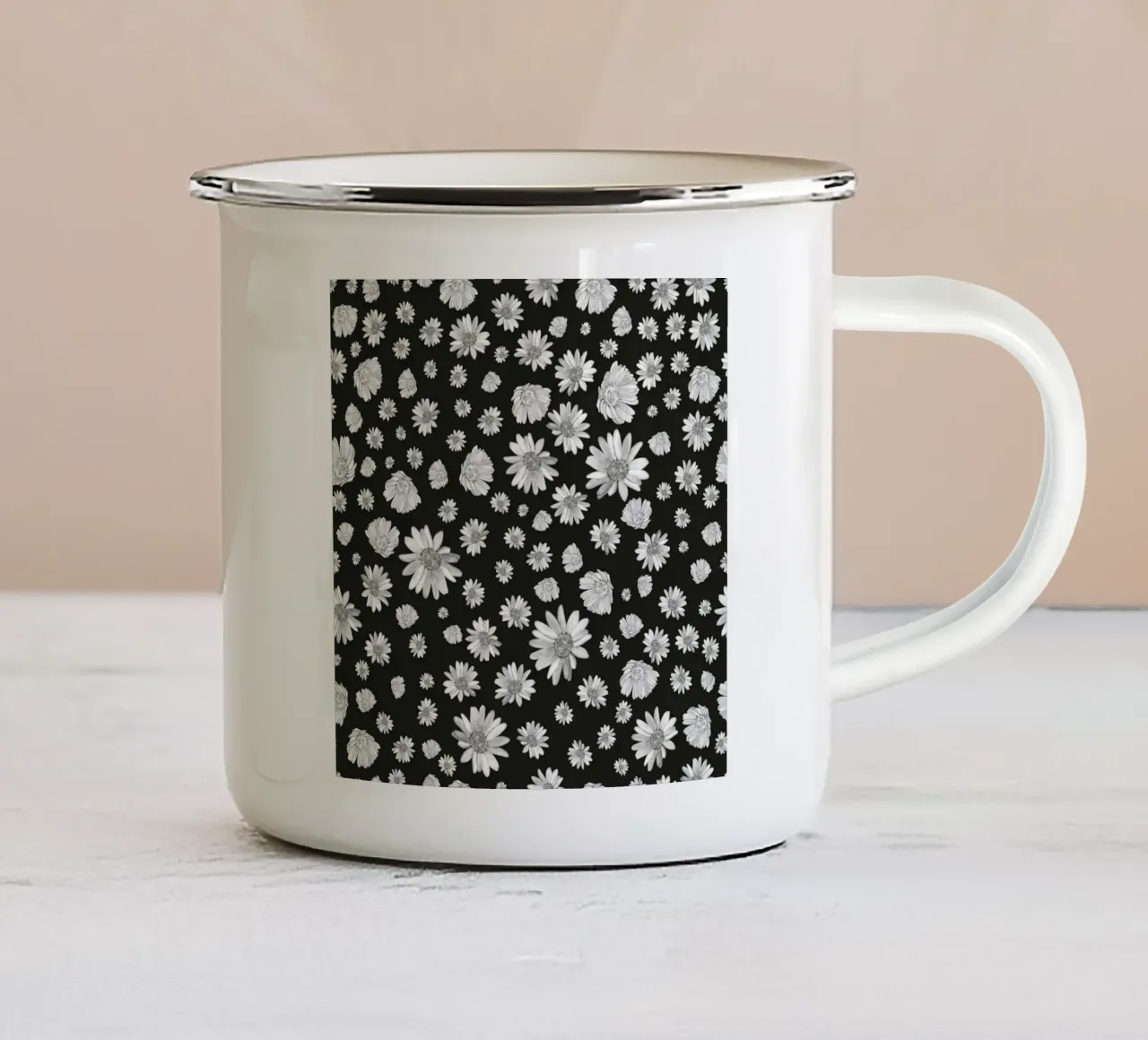 Modello di margherita semplice in bianco e nero tazza in smalto da gulsengunel