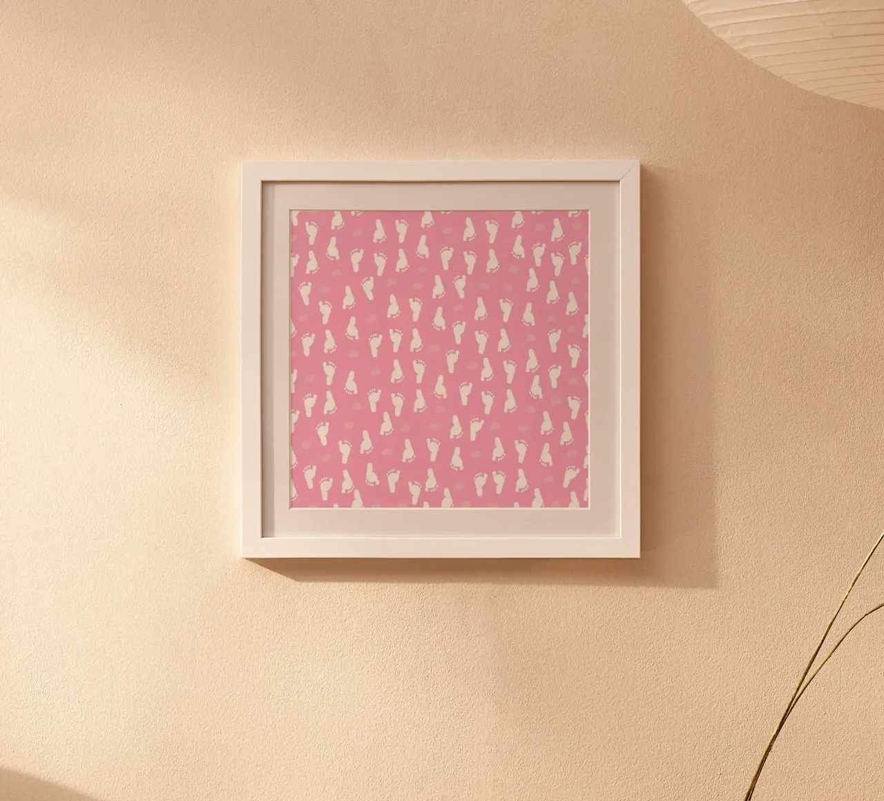 Impronta di piedi e cuori di bambino con sfondo rosa poster da gulsengunel