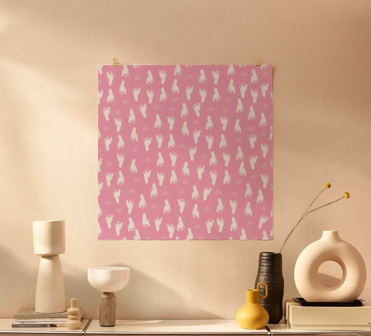 Impronta di piedi e cuori di bambino con sfondo rosa poster da gulsengunel