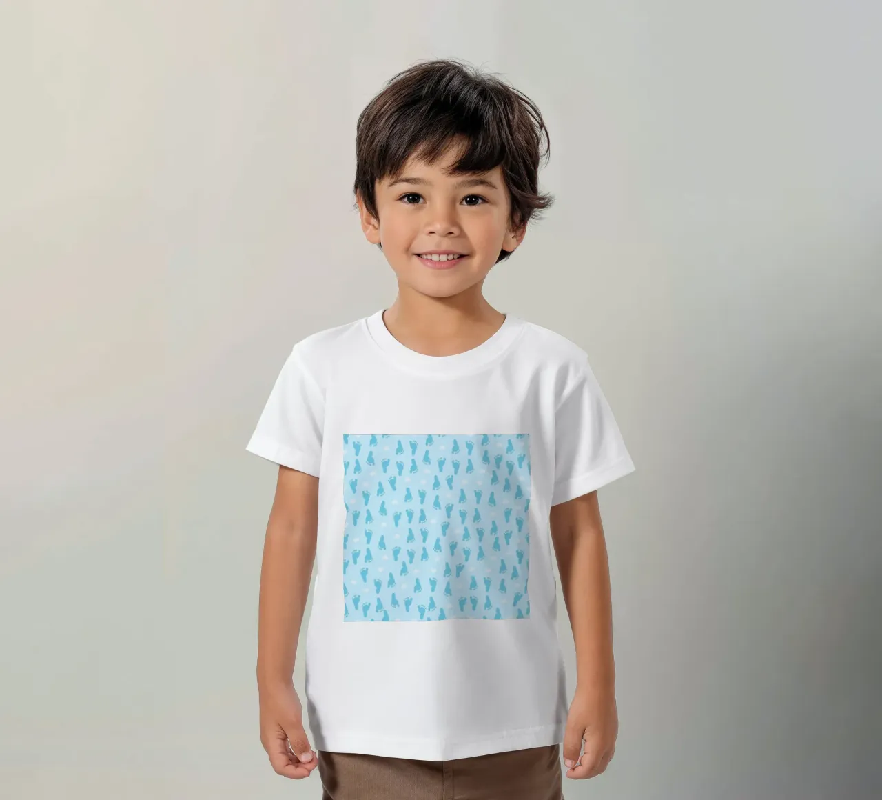 Baby voetafdruk en hartjes patroon met blauwe achtergrond kinder t-shirt van gulsengunel