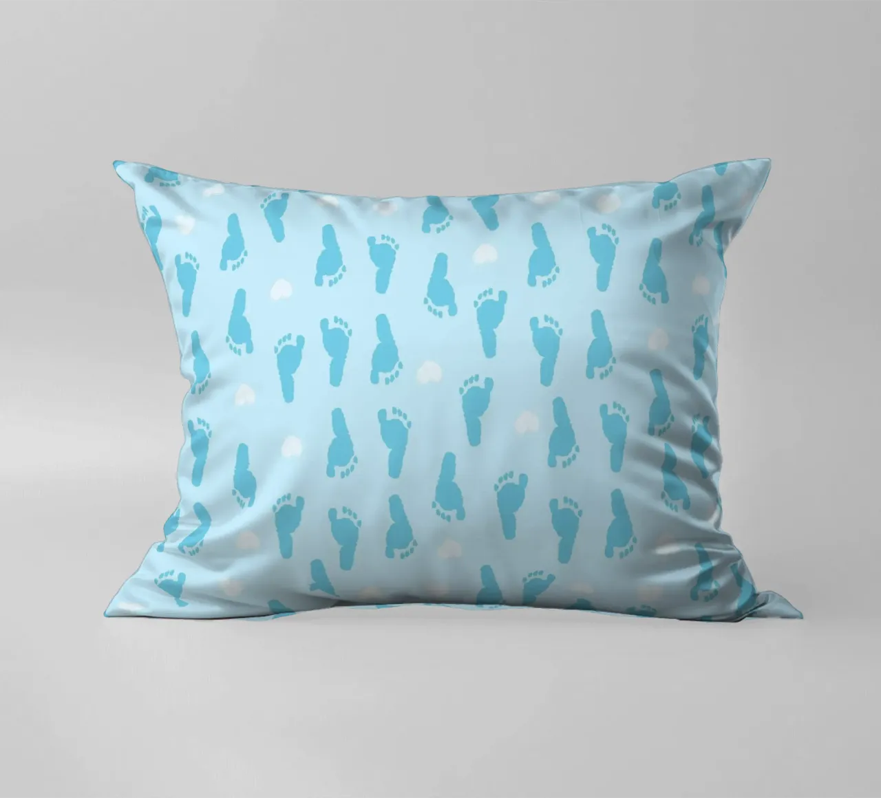 Empreinte de pied de bébé et motifs de cœurs sur fond bleu coussin de gulsengunel
