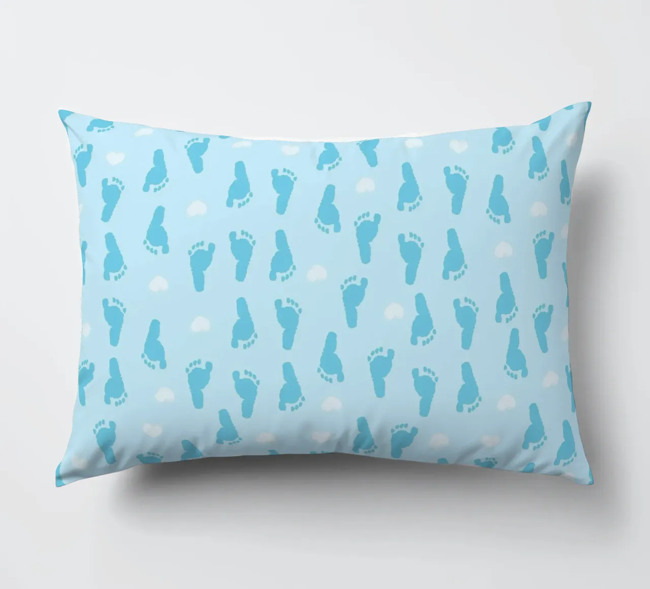 Empreinte de pied de bébé et motifs de cœurs sur fond bleu coussin de gulsengunel