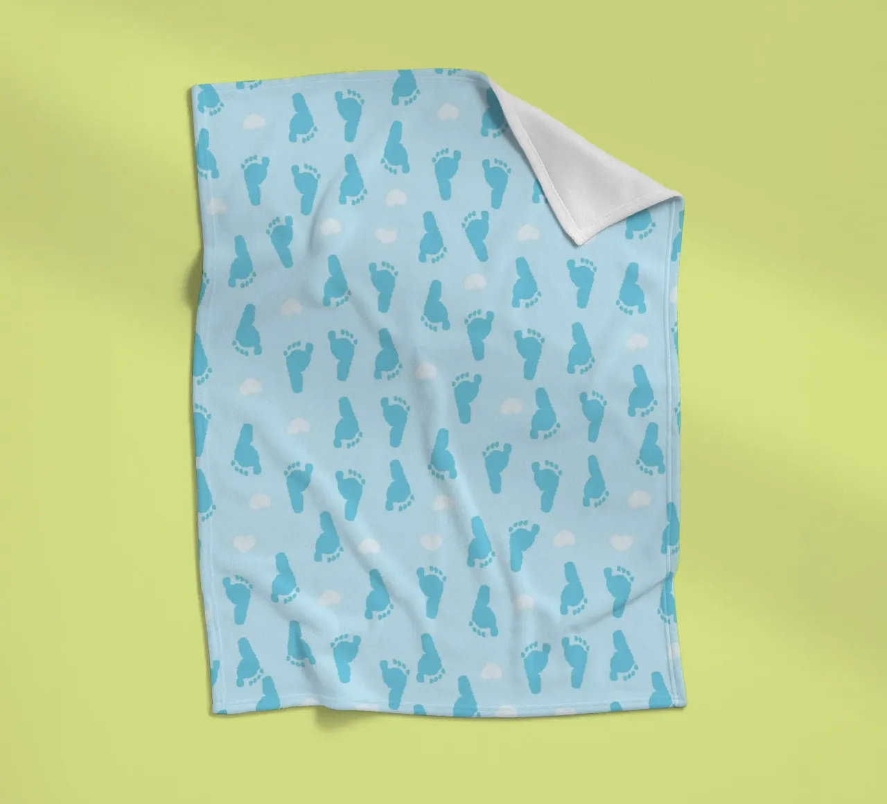 Impronta di piedi e cuori di bambino con sfondo blu coperta in pile da gulsengunel