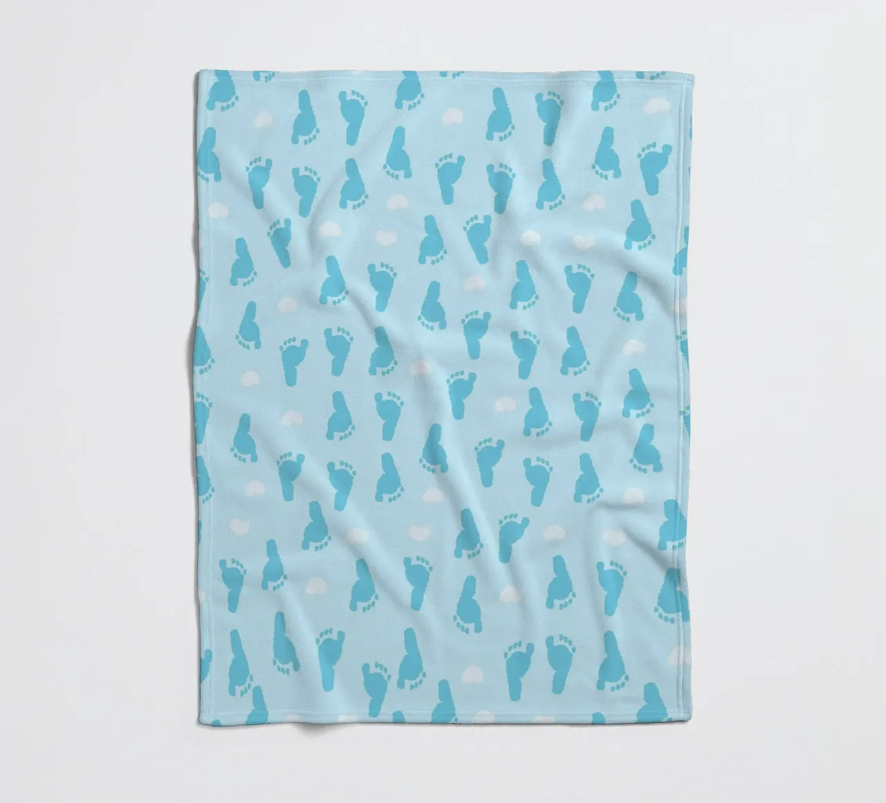 Impronta di piedi e cuori di bambino con sfondo blu coperta in pile da gulsengunel