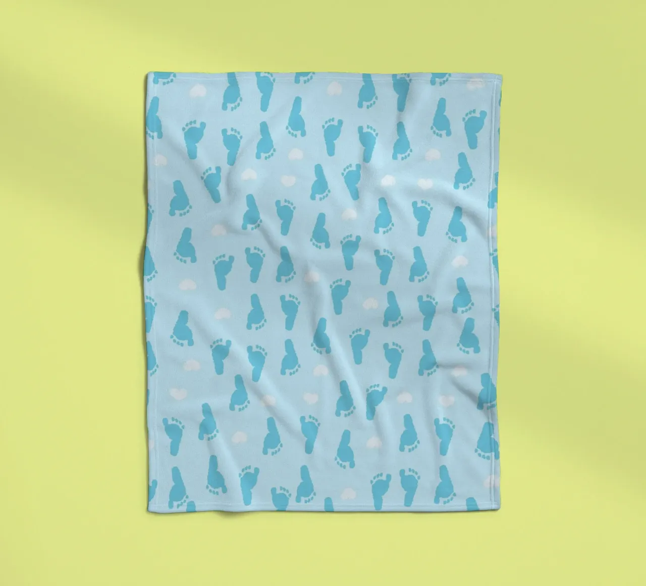 Impronta di piedi e cuori di bambino con sfondo blu coperta in pile da gulsengunel