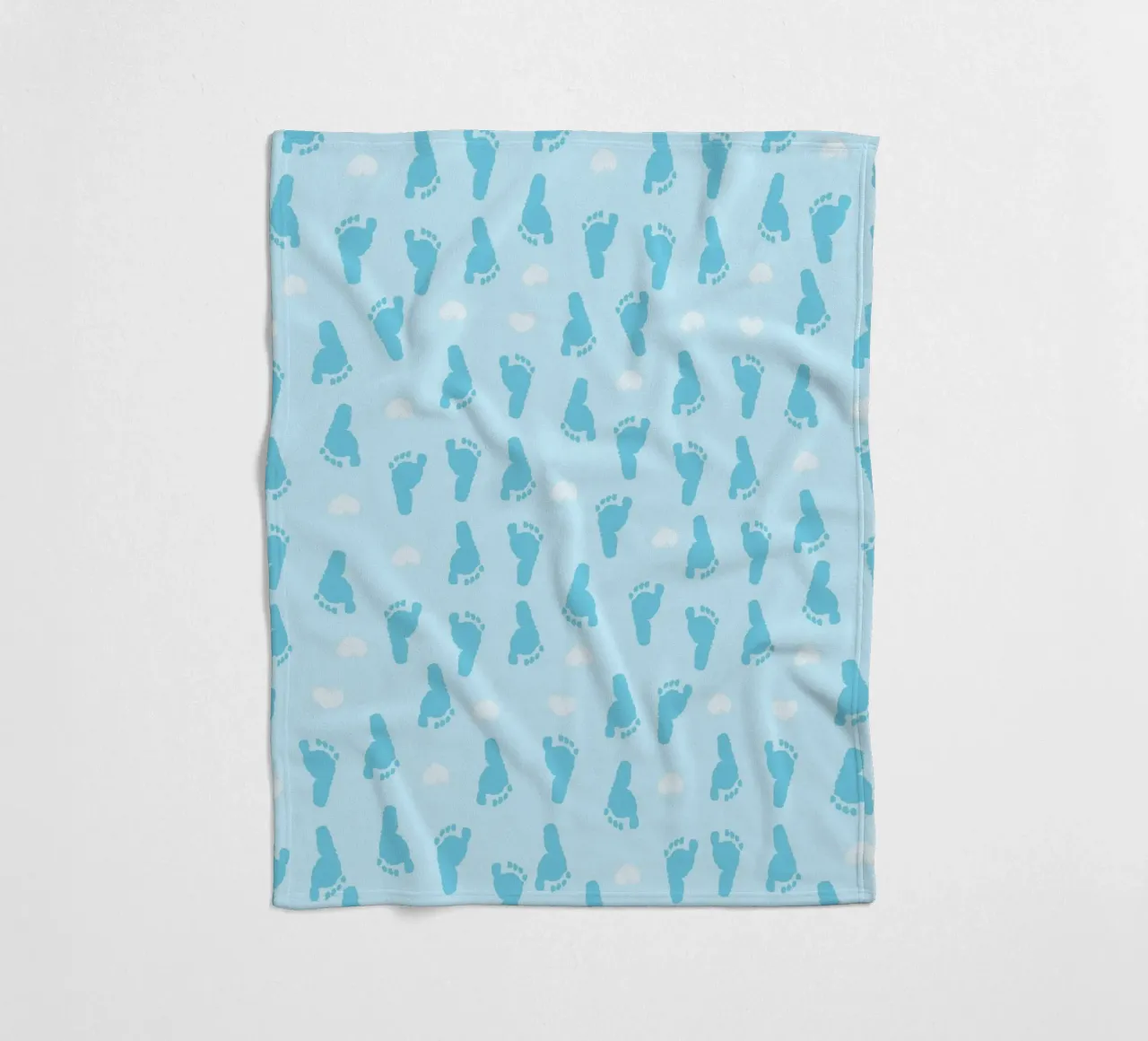 Impronta di piedi e cuori di bambino con sfondo blu coperta in pile da gulsengunel
