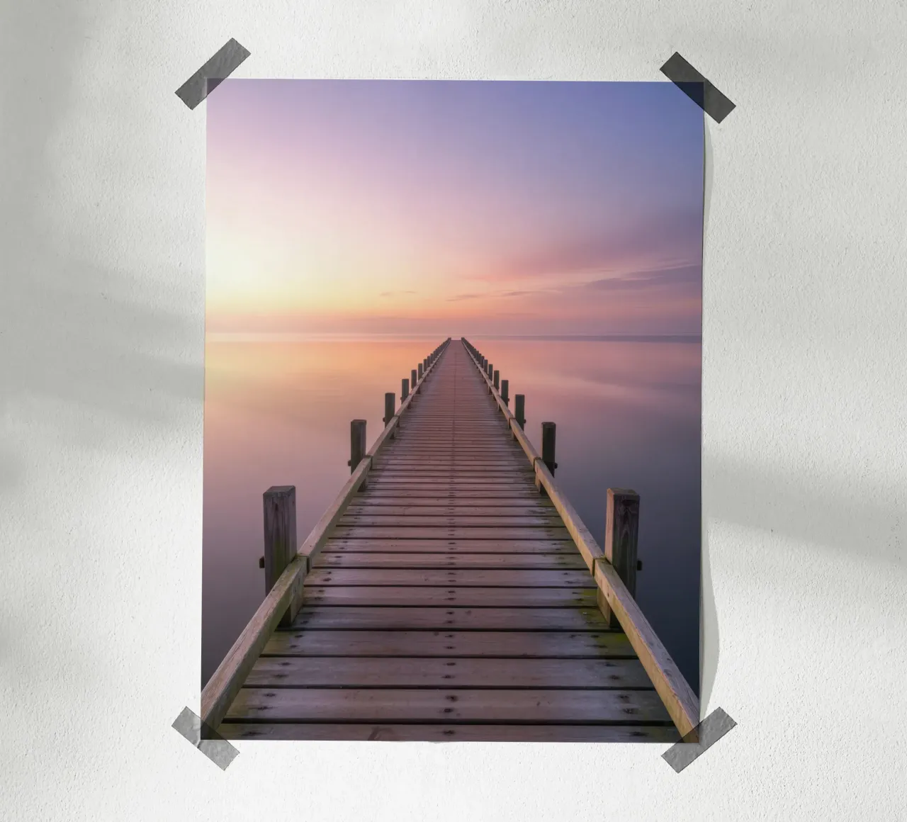 Steg am Meer im Sonnenuntergang poster con telaio in legno da RB-Digital-Paintings