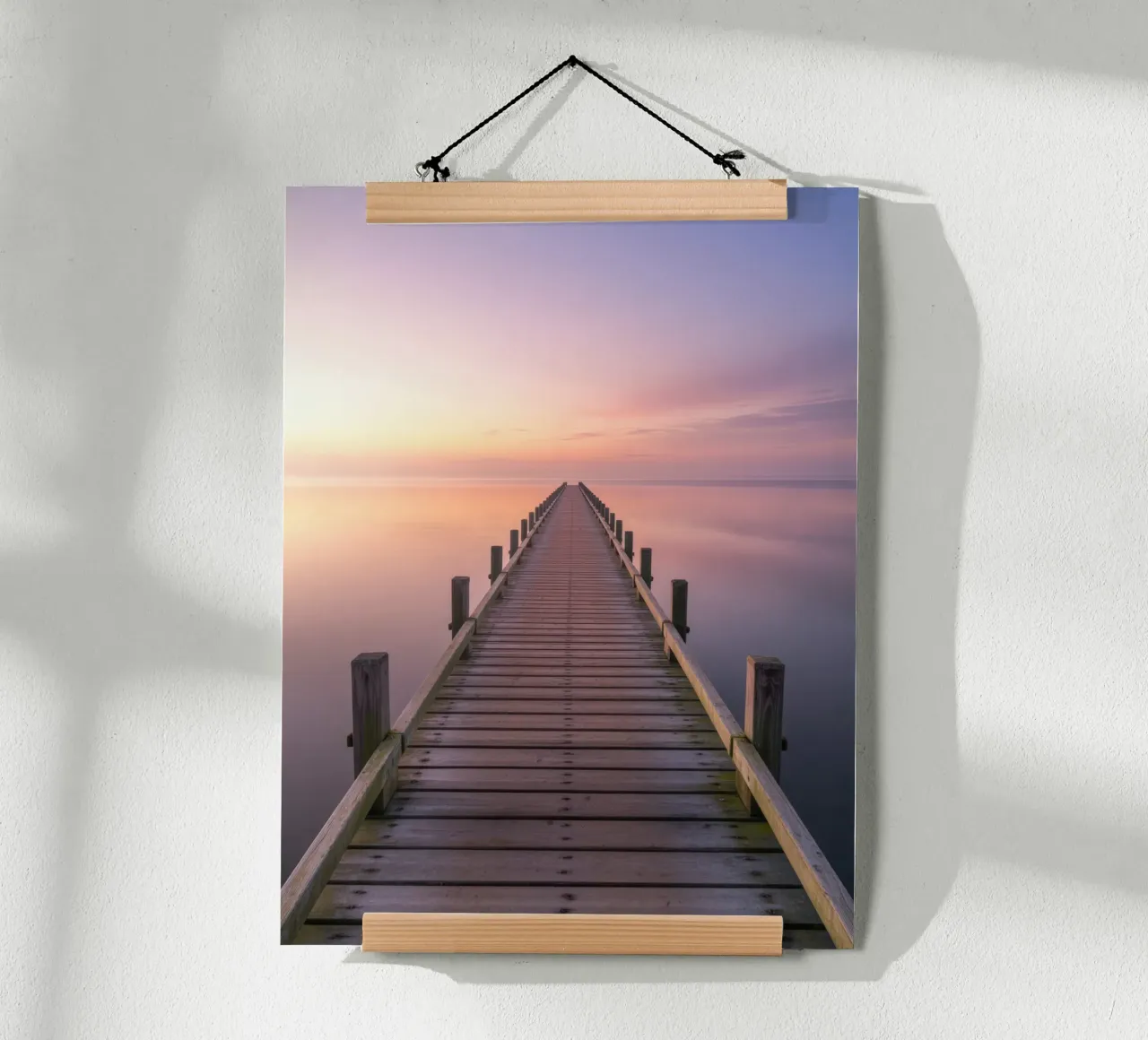 Steg am Meer im Sonnenuntergang poster con telaio in legno da RB-Digital-Paintings