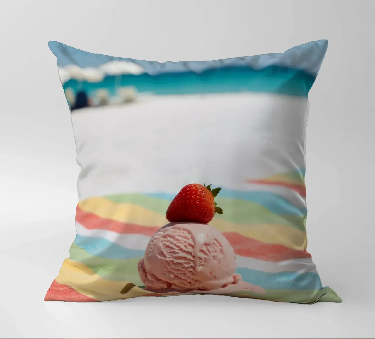 Erdbeer Ice cream am Strand, vibrazioni estive cuscino da RB-Digital-Paintings