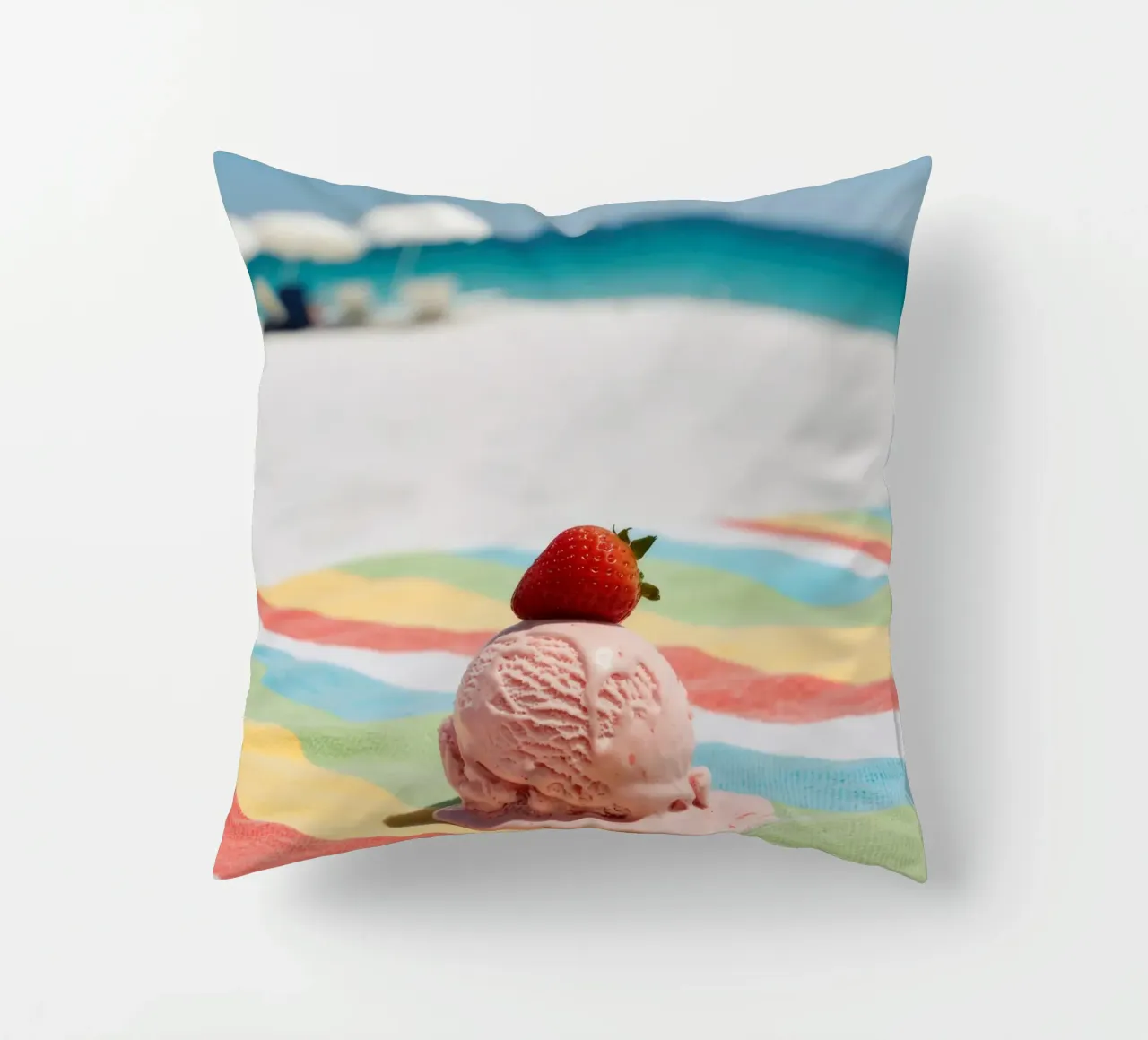 Erdbeer Ice cream am Strand, vibrazioni estive cuscino da RB-Digital-Paintings