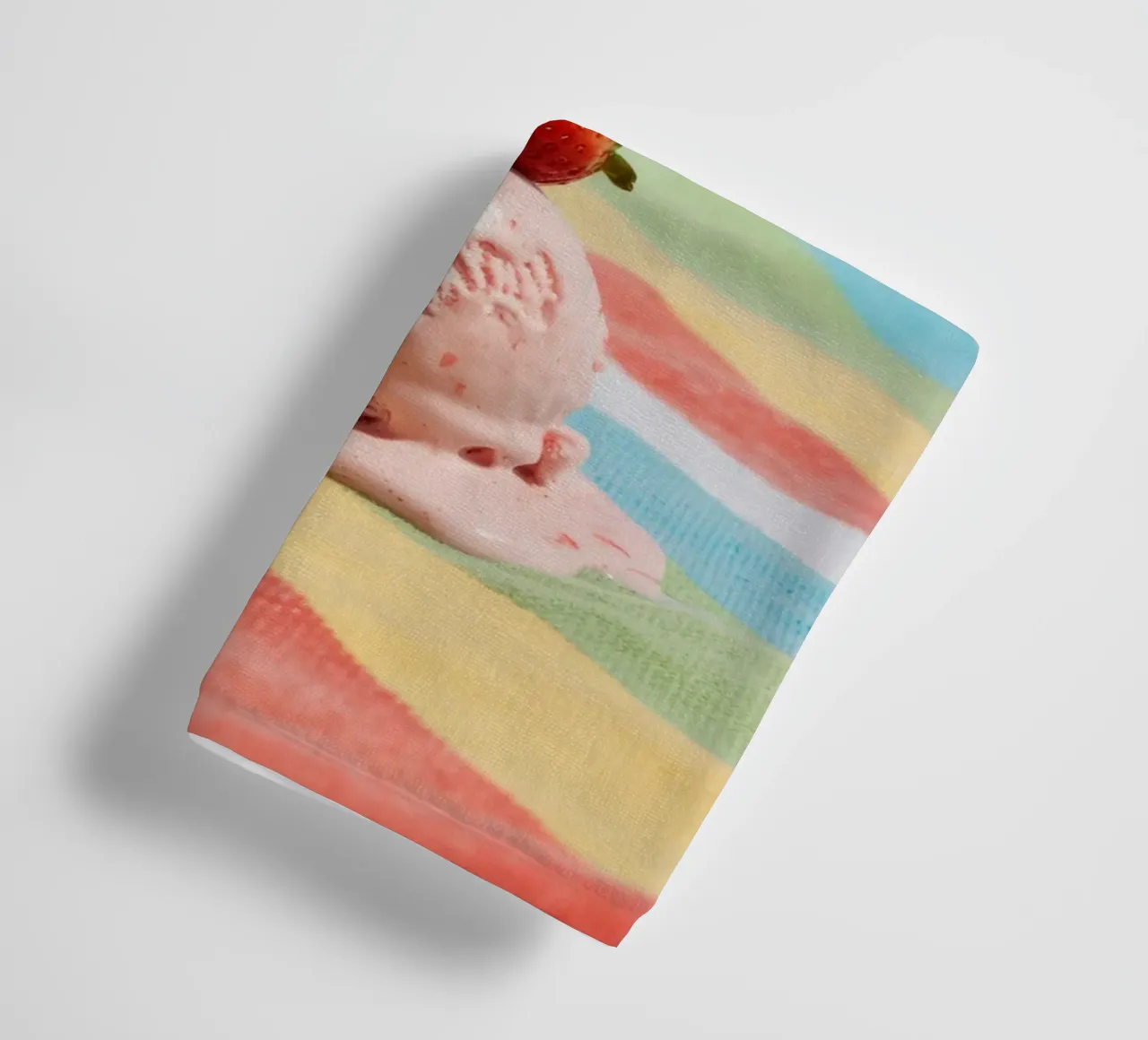 Erdbeer Ice cream am Strand, vibrazioni estive asciugamano da bagno da RB-Digital-Paintings