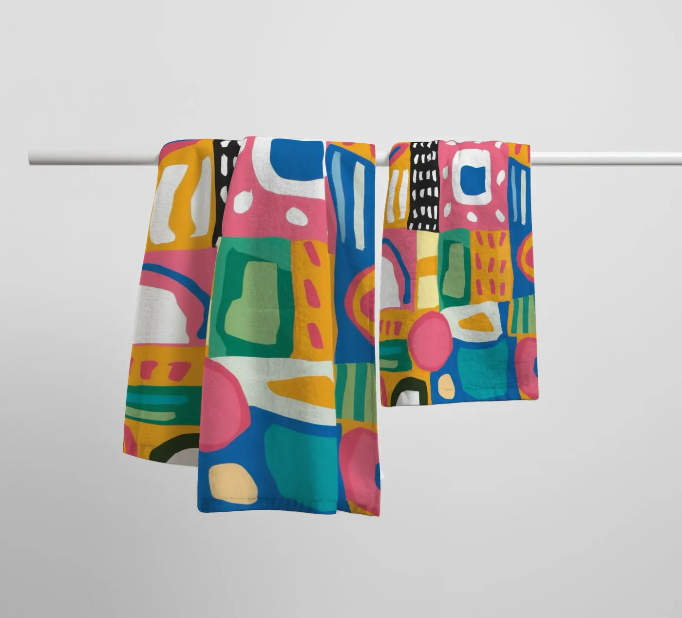 Vibrant Textile Patchwork Handtuch von Reds Jays